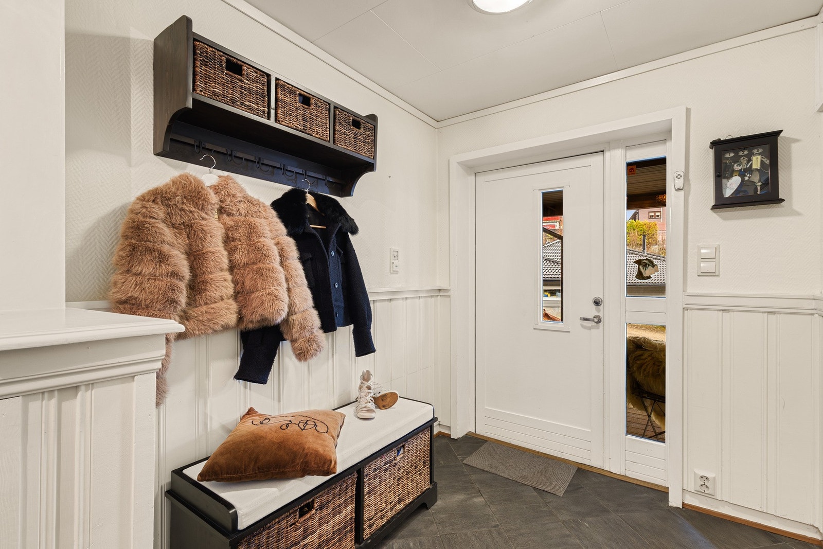 Her har du god plass til garderobeløsning for oppbevaring av yttertøy og sko. Galleribilde