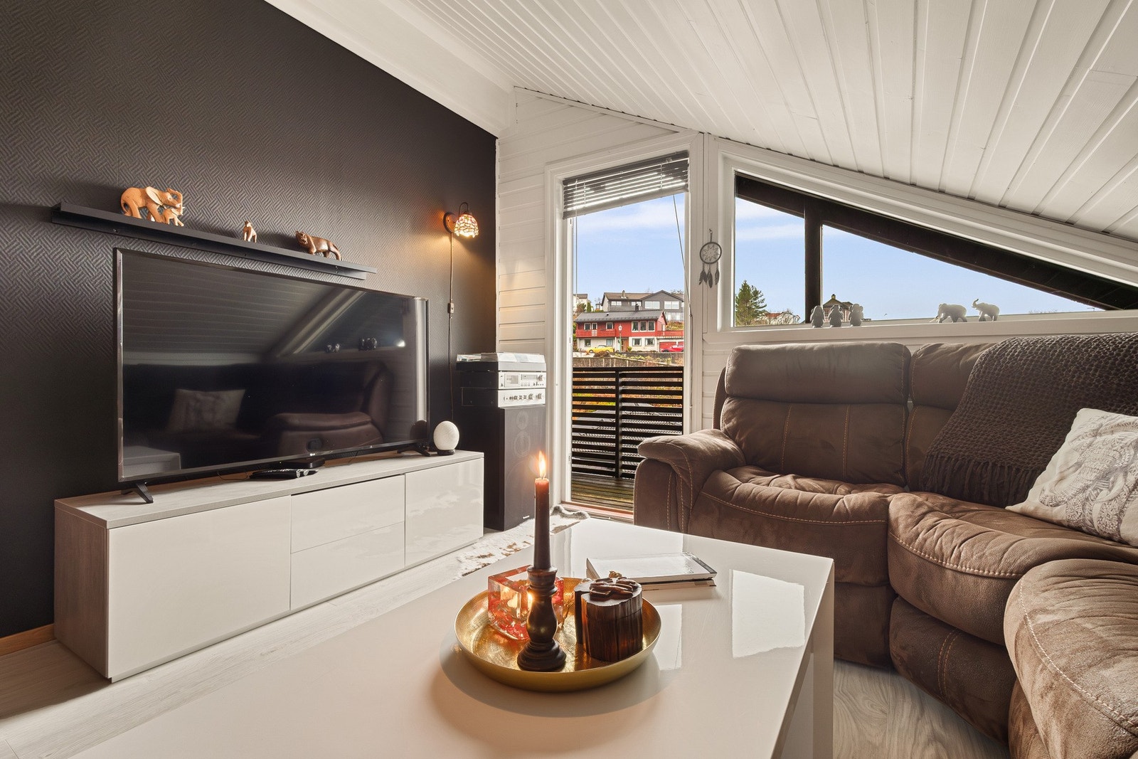 Her kan du innrede med sofagruppe og mediemøblement. Galleribilde