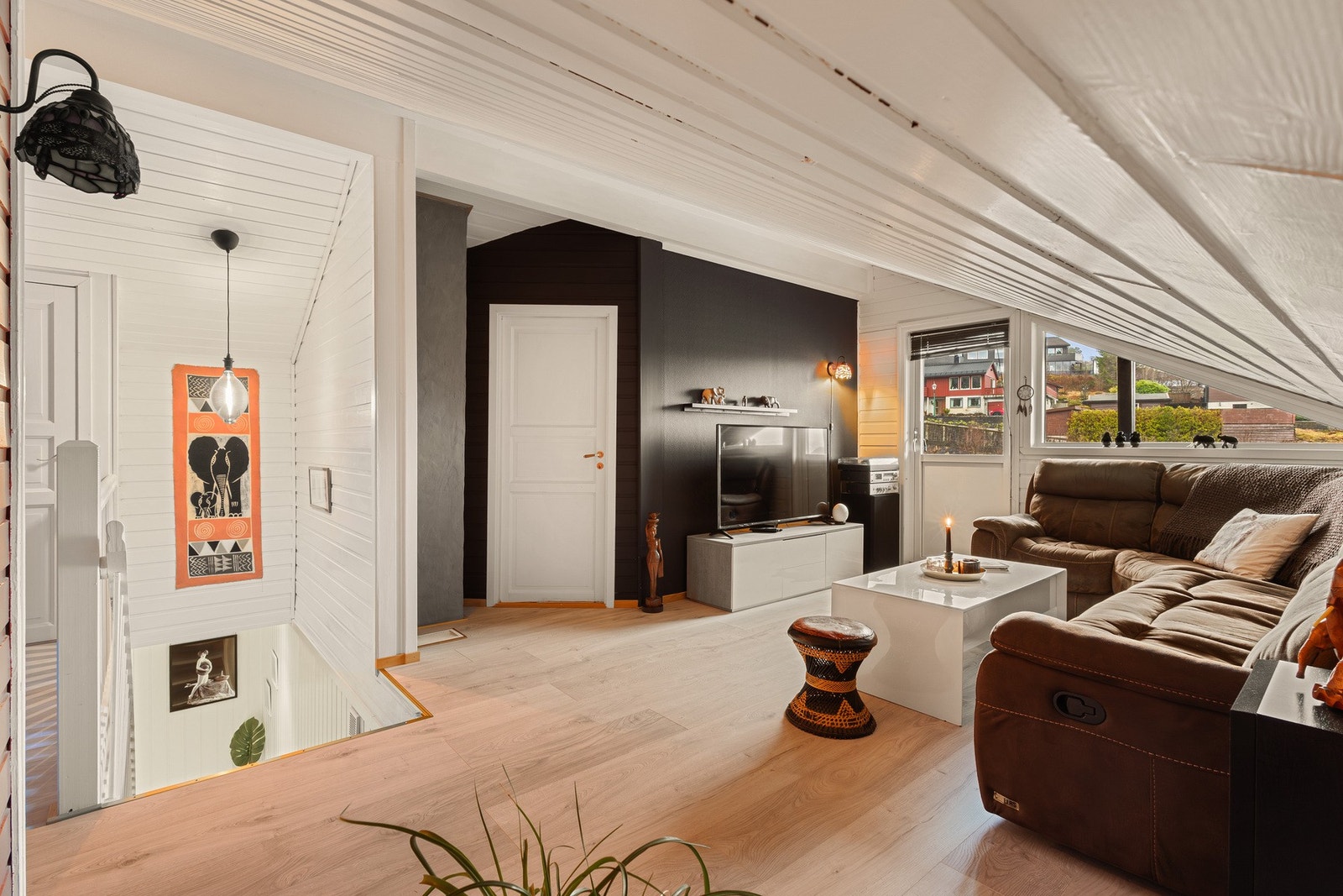 Videre opp i øverste etasje møter du en koselig loftstue på 18,1 kvm som ble pusset opp i 2018. Galleribilde