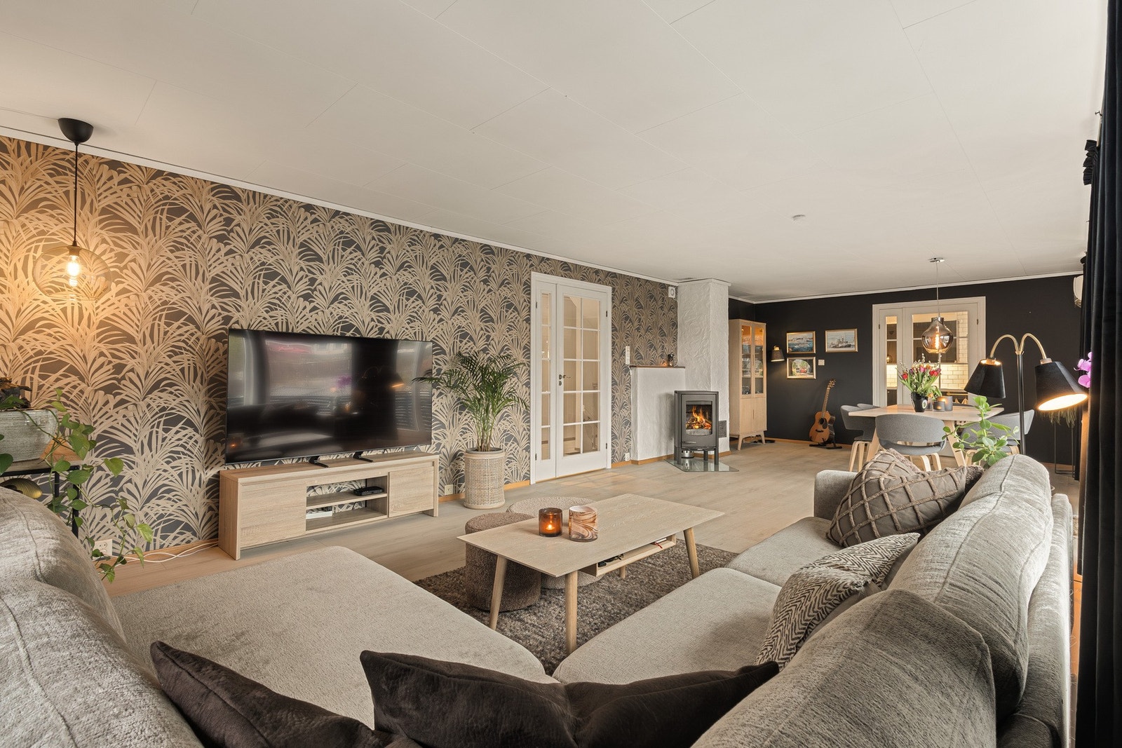 Stuen kan innredes i en sone for avslapping med sofagruppe, stuebord og mediemøblement, samt egen sone for hyggelig spisegruppe. Galleribilde