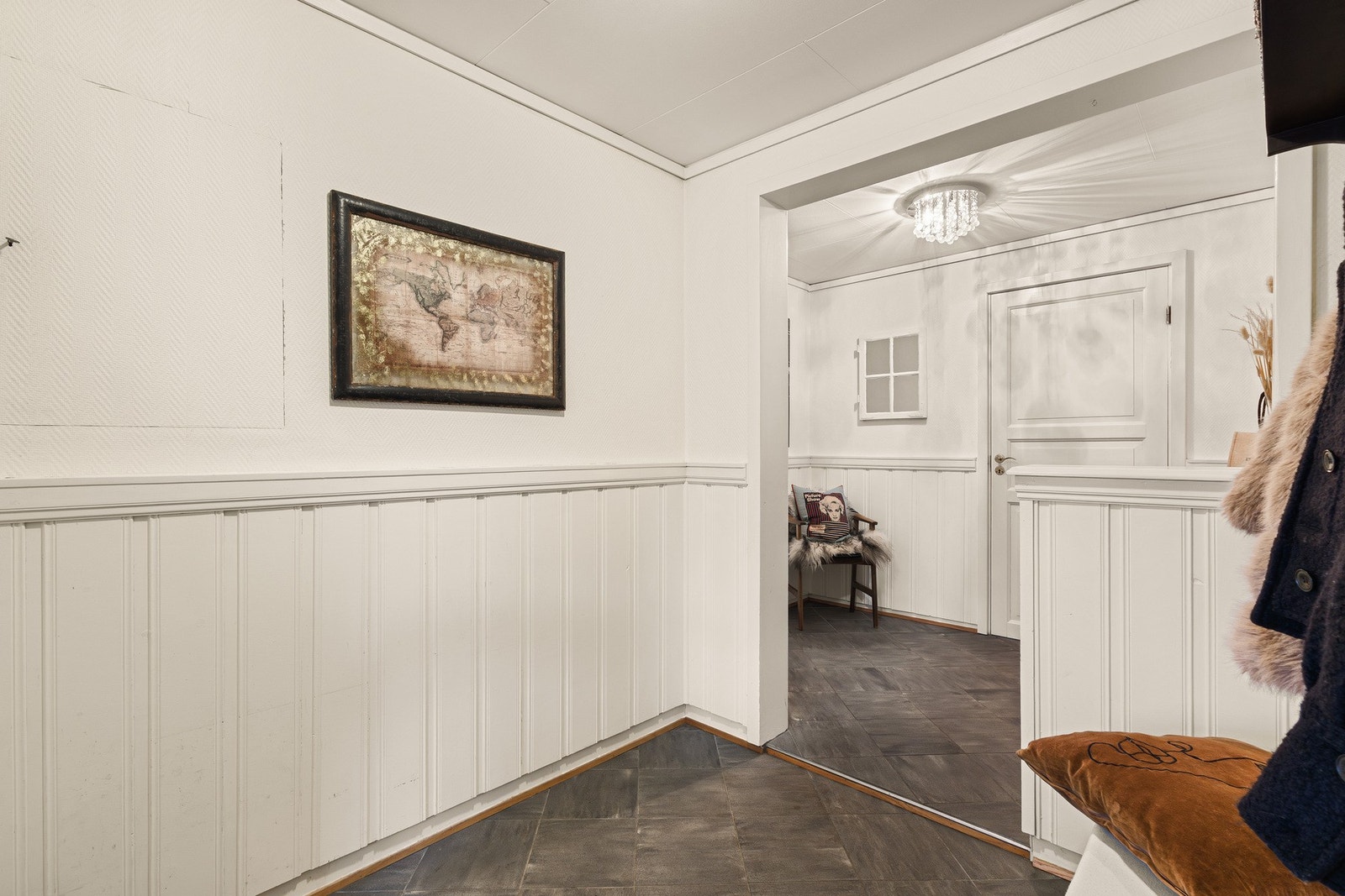 Det er flislagt gulv i begge rommene, og varmekabler i entréen. Galleribilde