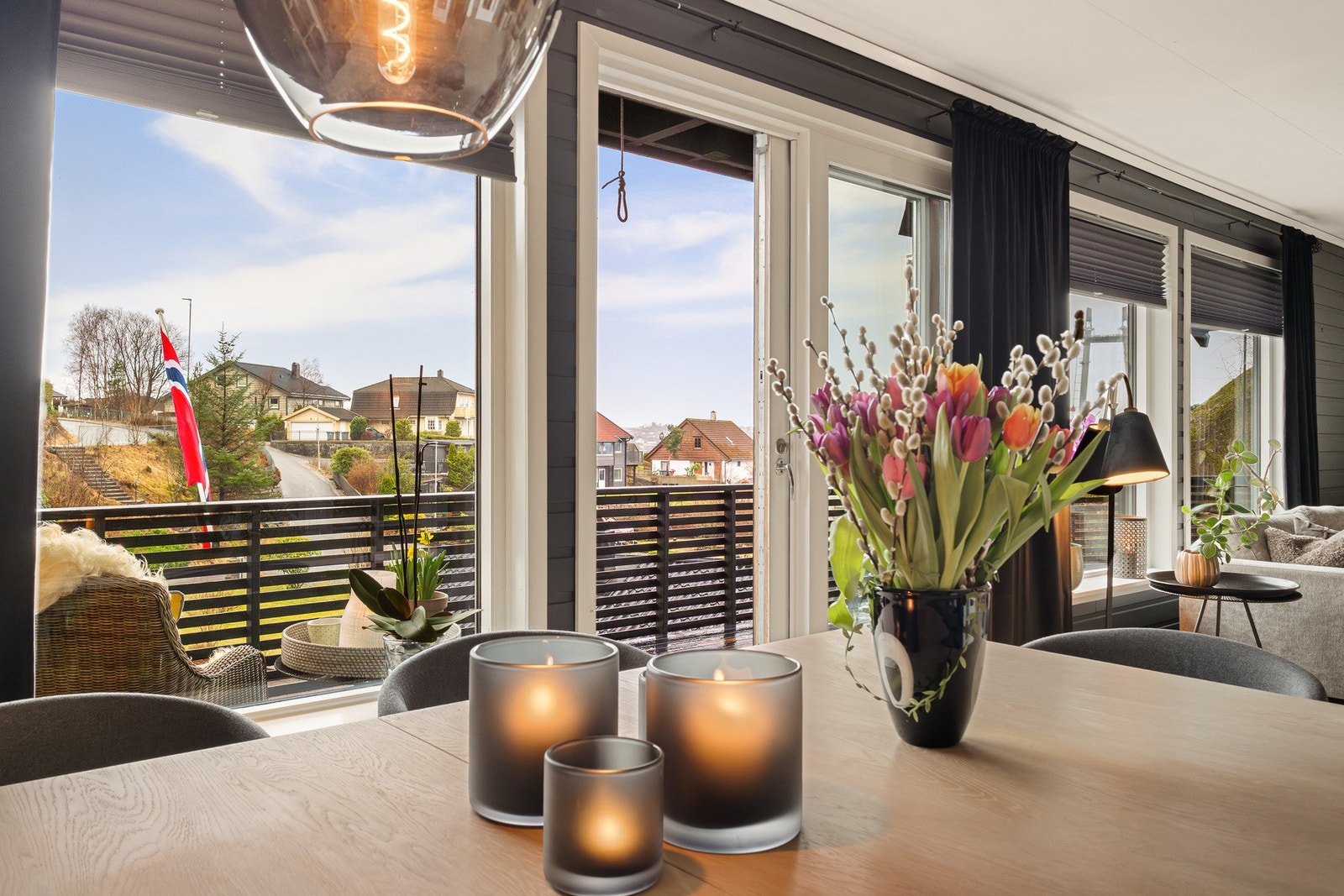 De store vindusflatene sørger for rikelig med naturlig lysinnslipp. Galleribilde