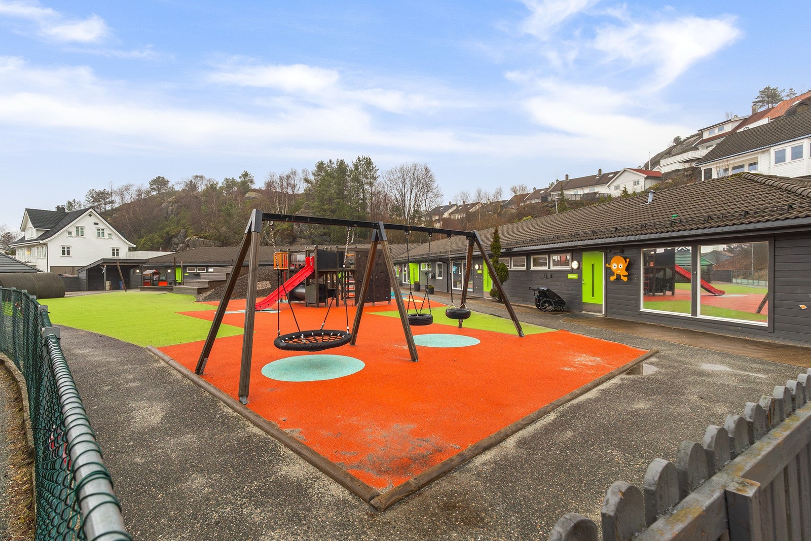 Området passer godt for barnefamilier og har et godt utvalg av både skoler og barnehager. Galleribilde