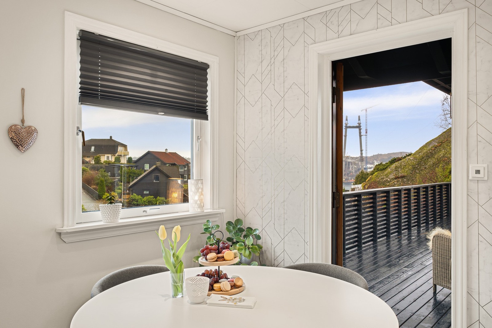 Du har i tillegg plass til en egen spisegruppe på kjøkkenet. Galleribilde