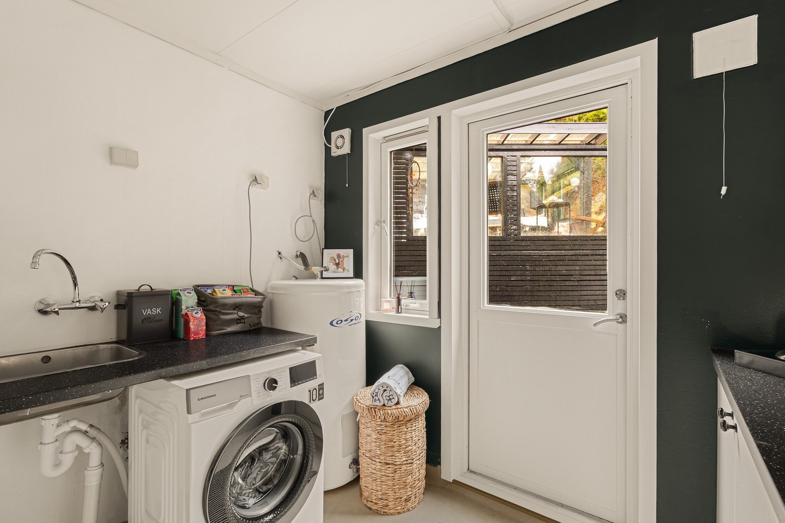 Du har et eget separat vaskerom på 5,4 kvm med opplegg for vaskemaskin, utslagsvask og varmtvannsbereder. Galleribilde