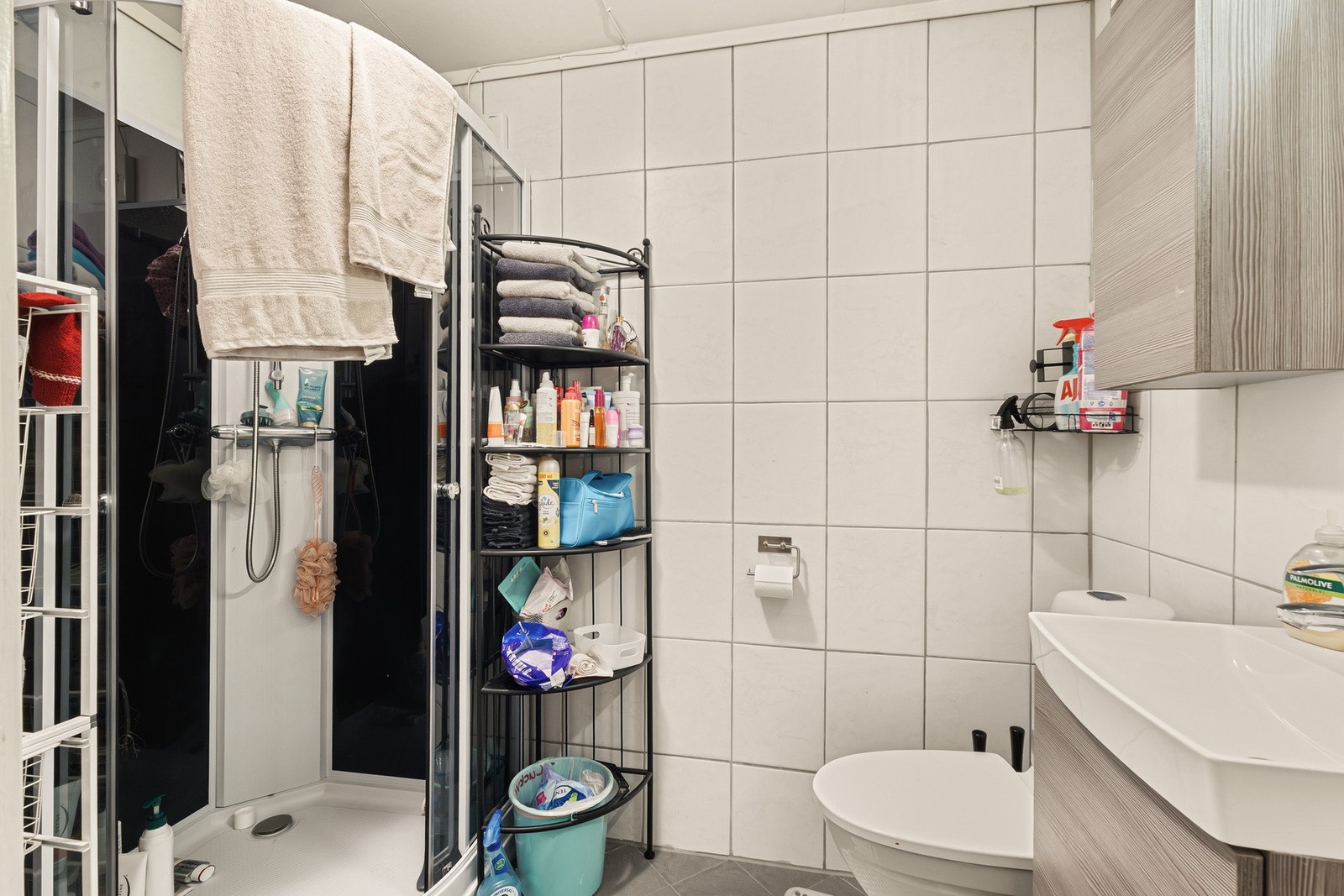 Badet måler 3,5 kvm inneholder toalett, helstøpt servant, skap under servant med slette fronter og dusjkabinett. Galleribilde