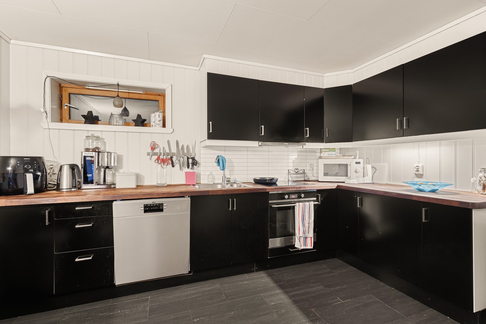 Kjøkkenet ble montert i 2012 og ble oppgradert med nye hvitevarer i 2022. Galleribilde