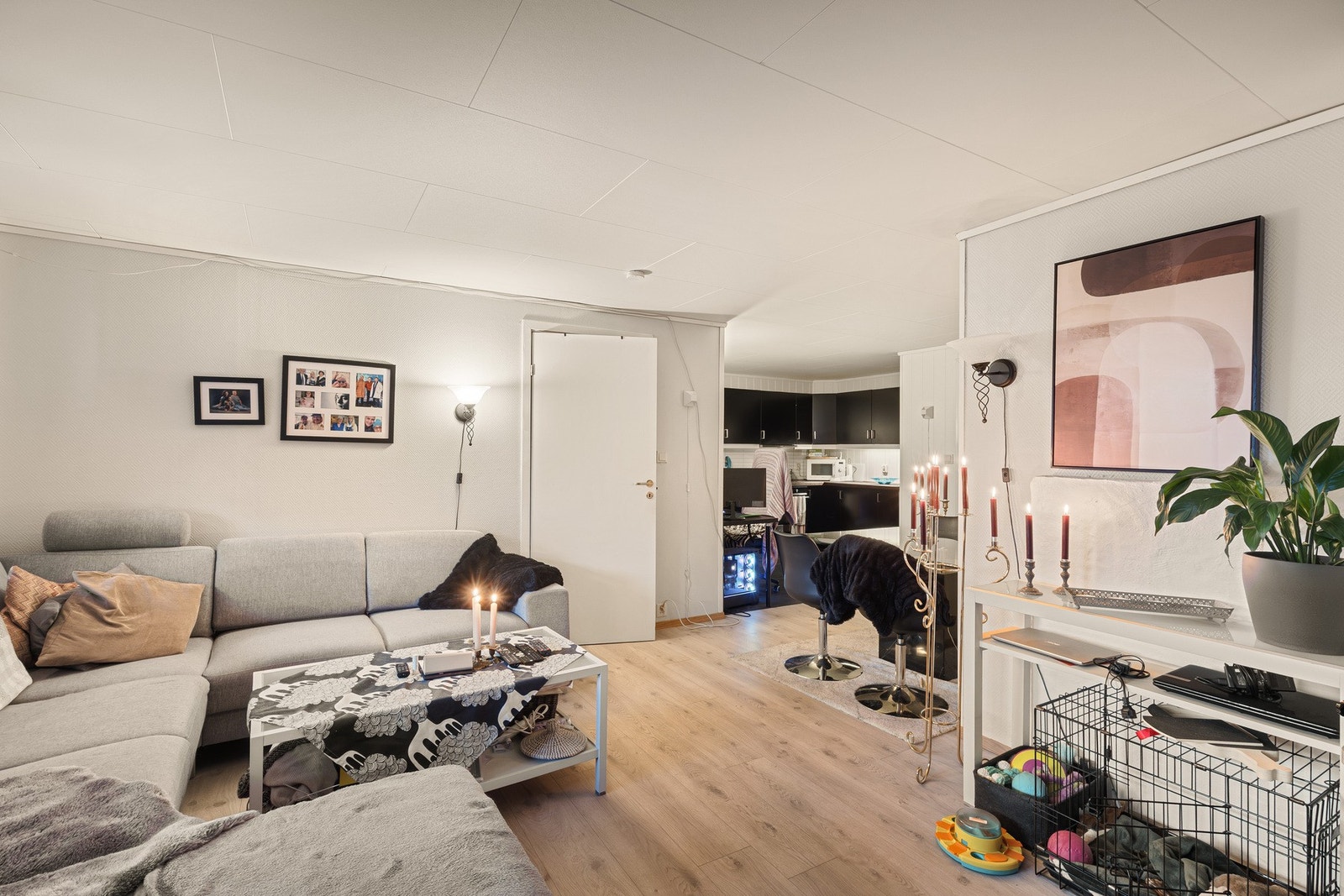 Et praktisk oppholdsrom med smart planløsning. Galleribilde