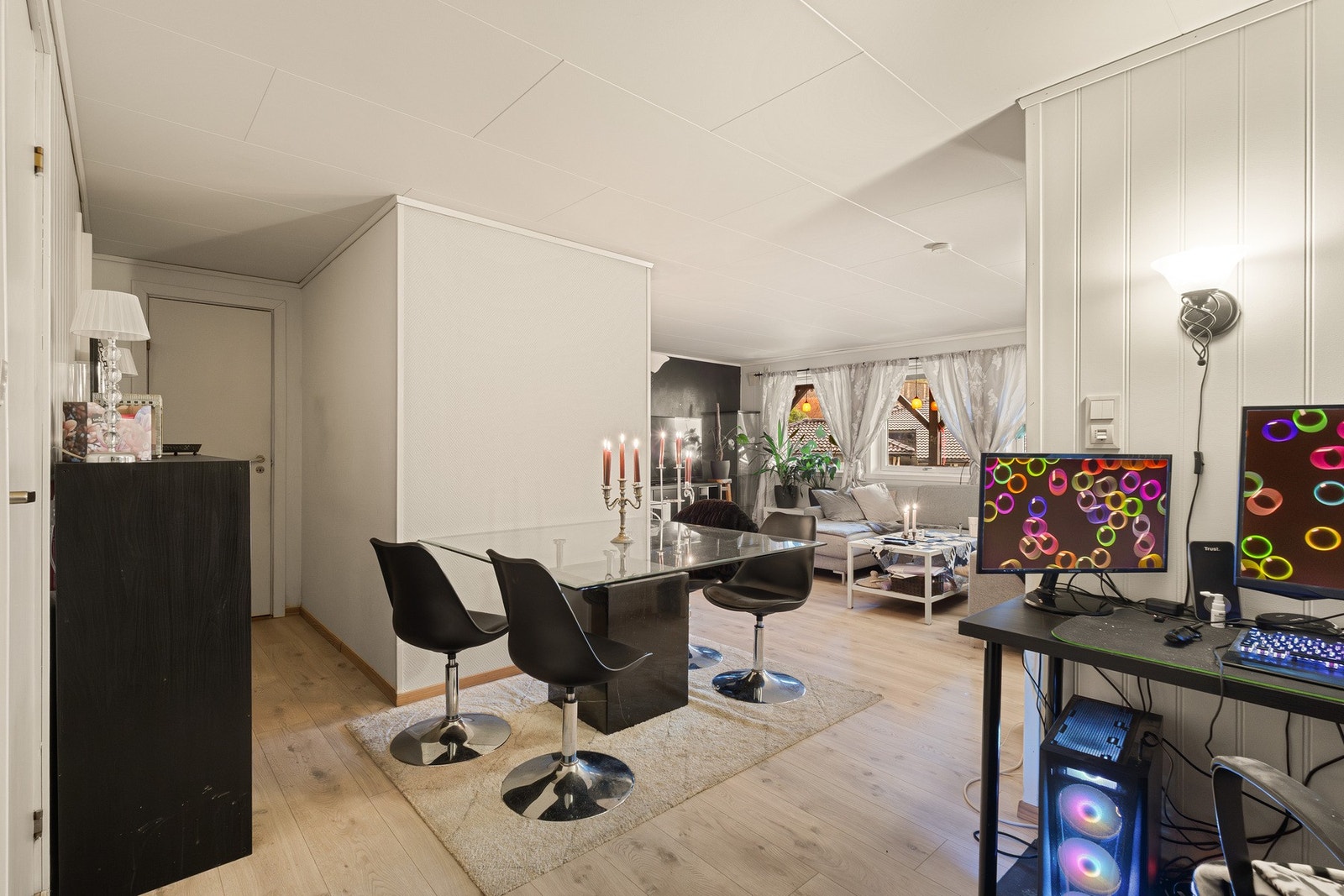 Du møtes av en praktisk entré som leder videre inn i den åpne stue- kjøkkenløsningen. Galleribilde