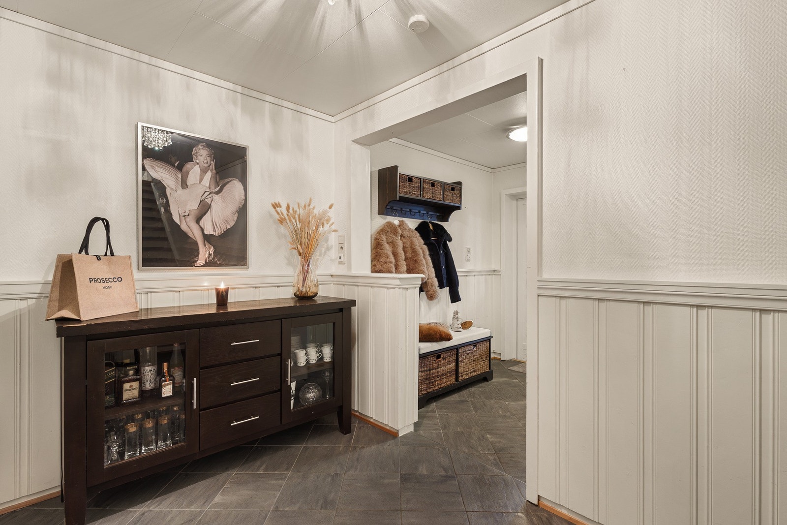 Du møtes først av en innbydende entre på 4,3 kvm som leder deg videre inn i gangen på 9,2 kvm. Galleribilde