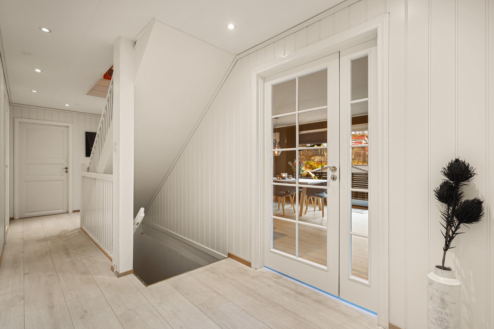 Videre opp i 2.etasje møtes du av en gang på 13,1 kvm Galleribilde