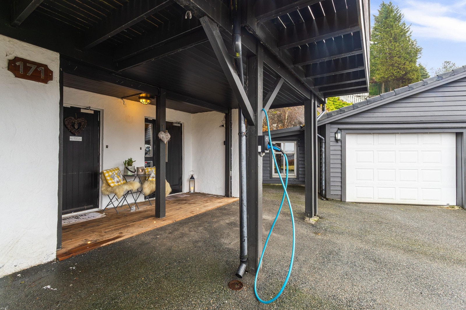 Det er gode parkeringsmuligheter på tomten og i garasjen. Galleribilde