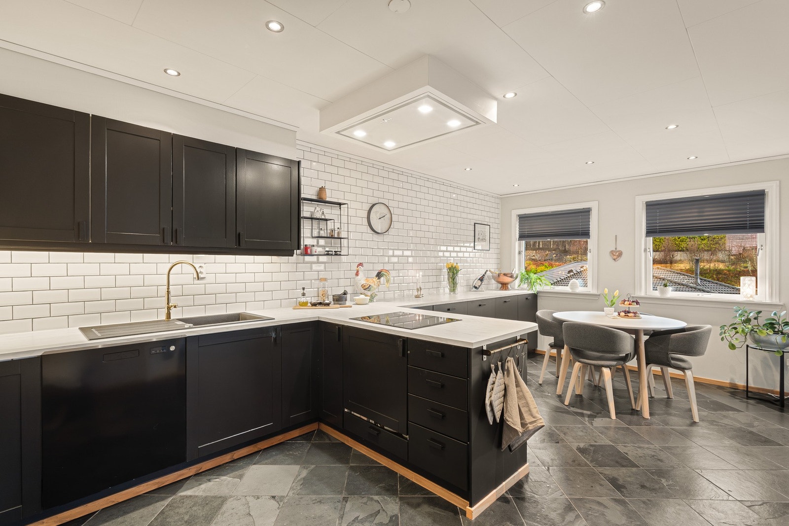 Her er det flislagt gulv med varmekabler. Galleribilde