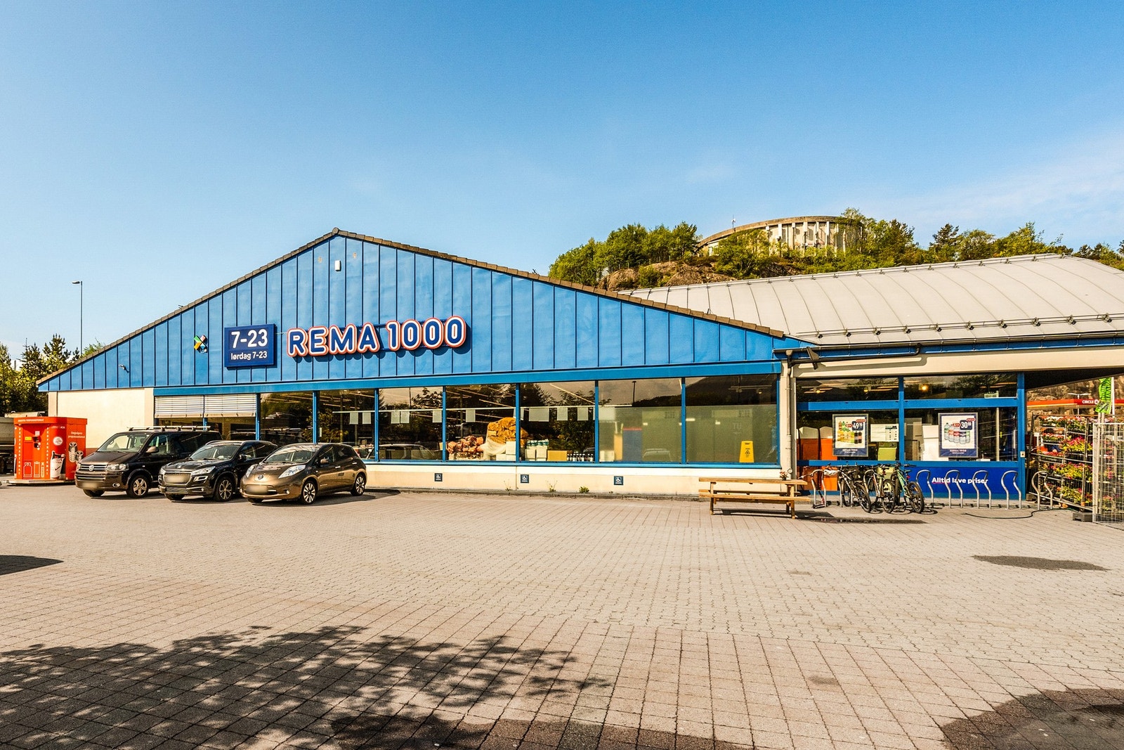 Det er kort vei til flere dagligvarebutikker fra boligen, blant annet Rema 1000 Drotningsvik som ligger innen gangavstand. Galleribilde