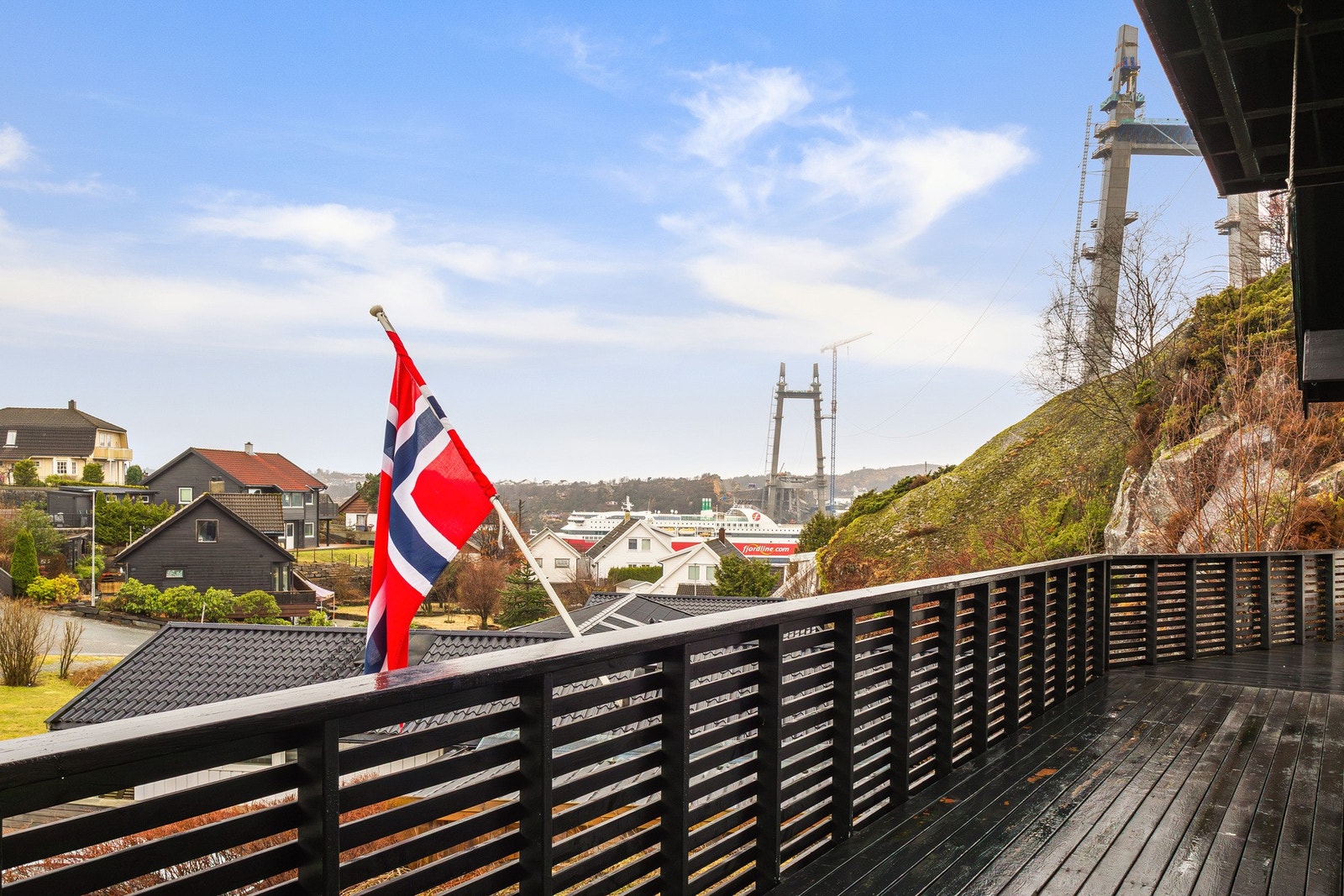 Fra stuen er det utgang til en sørvendt terrasse på 55,9 kvm. Galleribilde