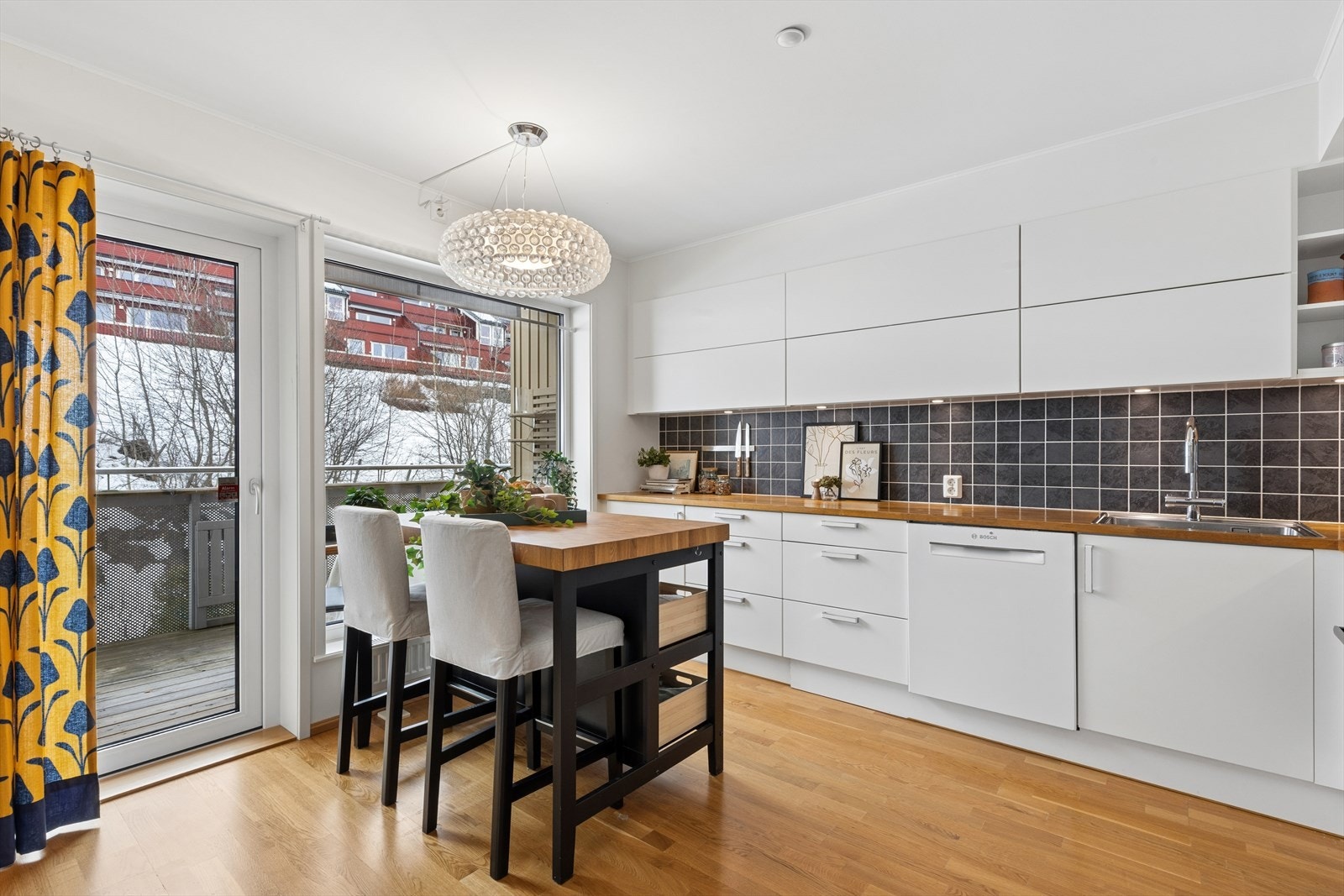 Fra kjøkkenet har du direkte utgang til en hyggelig terrasse/balkong - perfekt for en kaffe pausen eller utemiddager på varme dager. Galleribilde