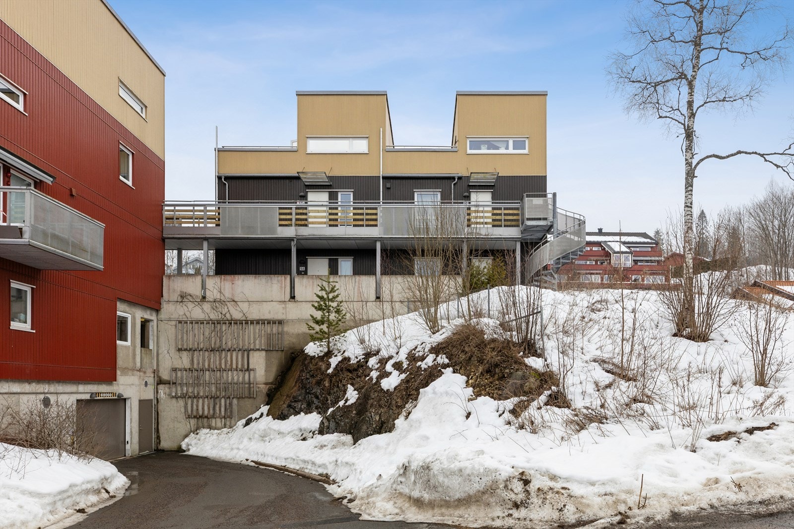 Det medfølger to parkeringsplasser i felles, lukket garasjeanlegg med enkel adkomst. Galleribilde