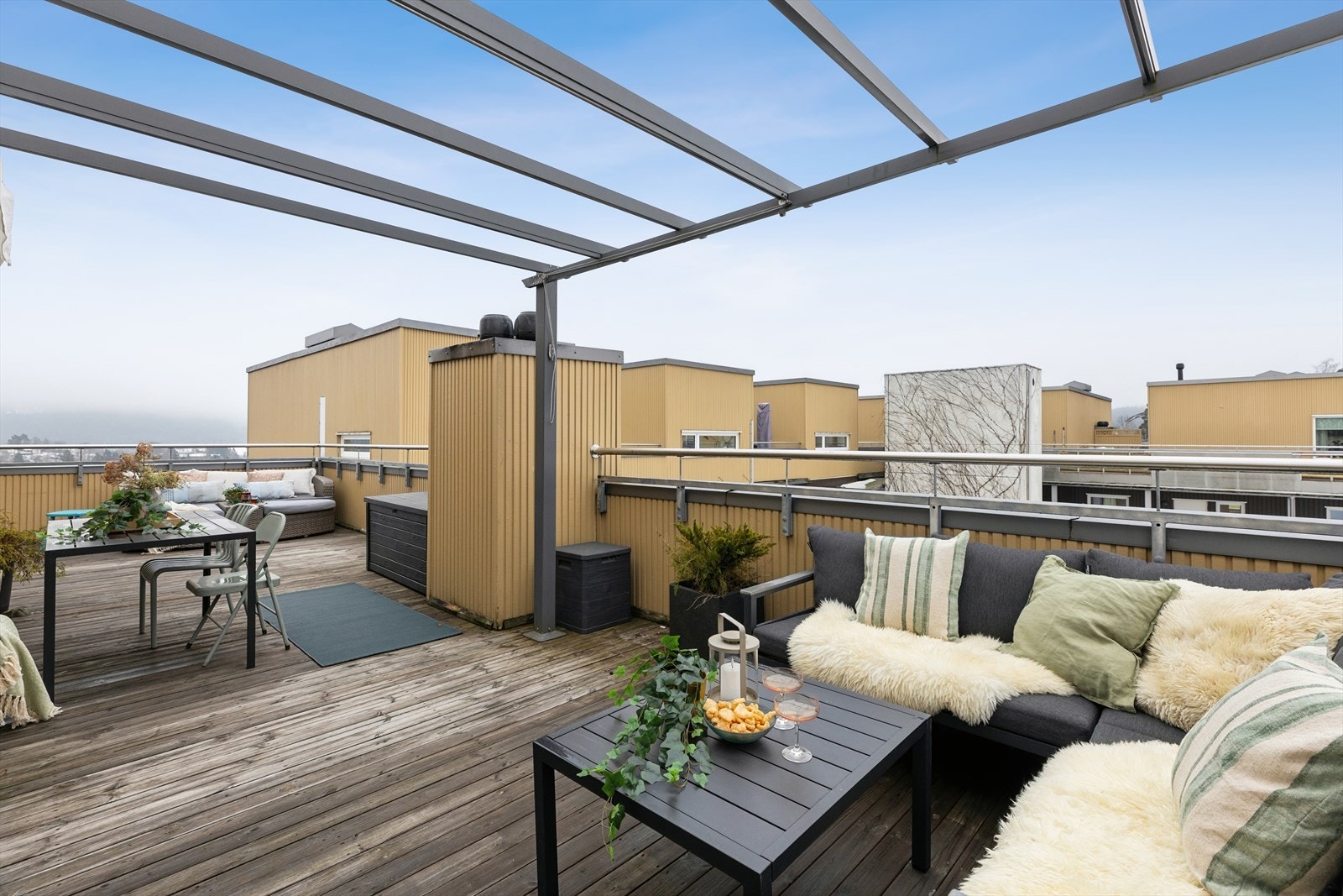 Leiligheten har en svært romslig takterrasse med god plass til flere sittegrupper. Galleribilde