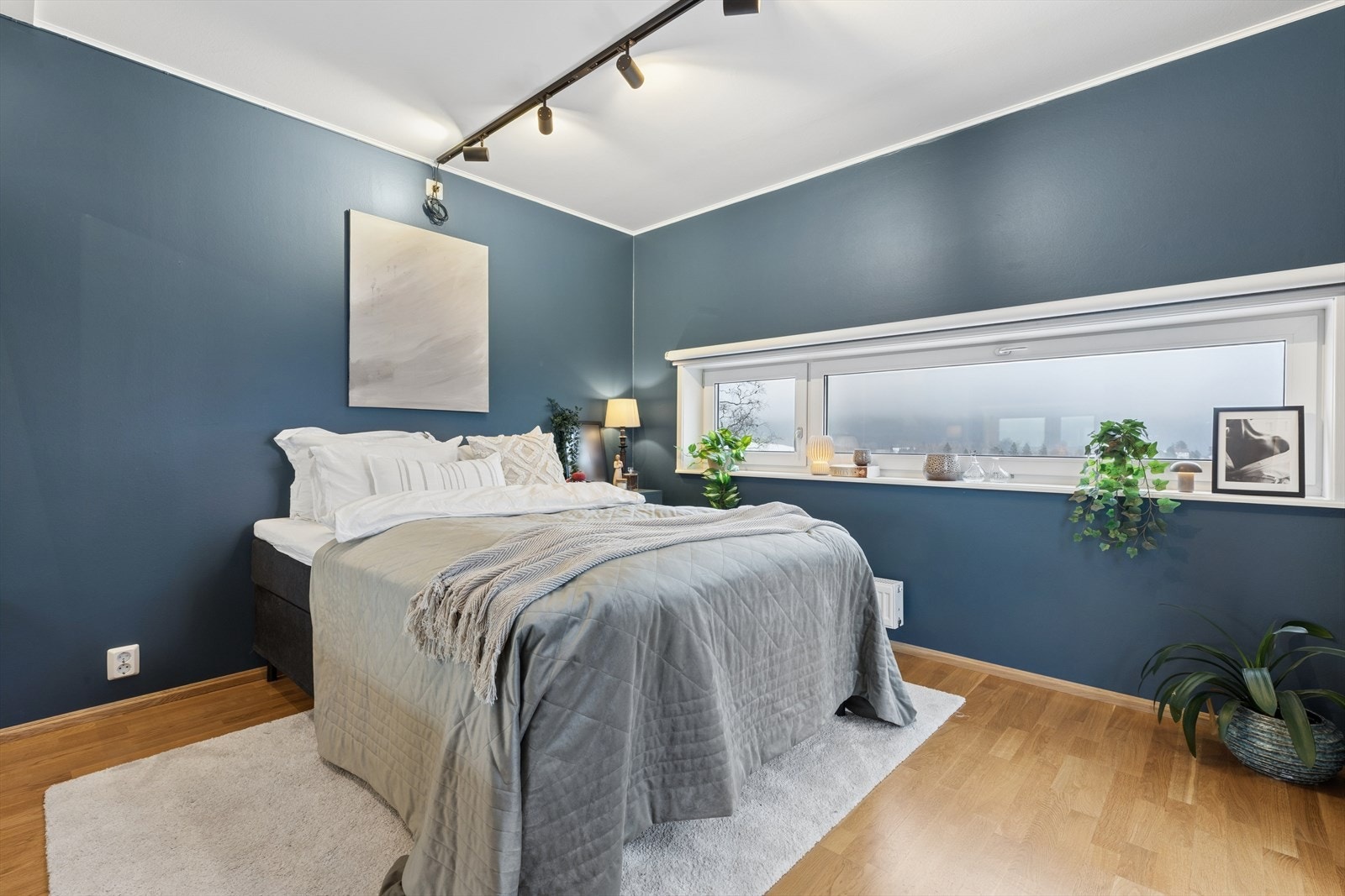 Rommet egner seg godt som både soverom, gjesterom eller et stille hjemmekontor, og gir en fin mulighet til å skape en egen privat sone i etasjen. Fantastisk utsikt mot Romriksåsen. Galleribilde