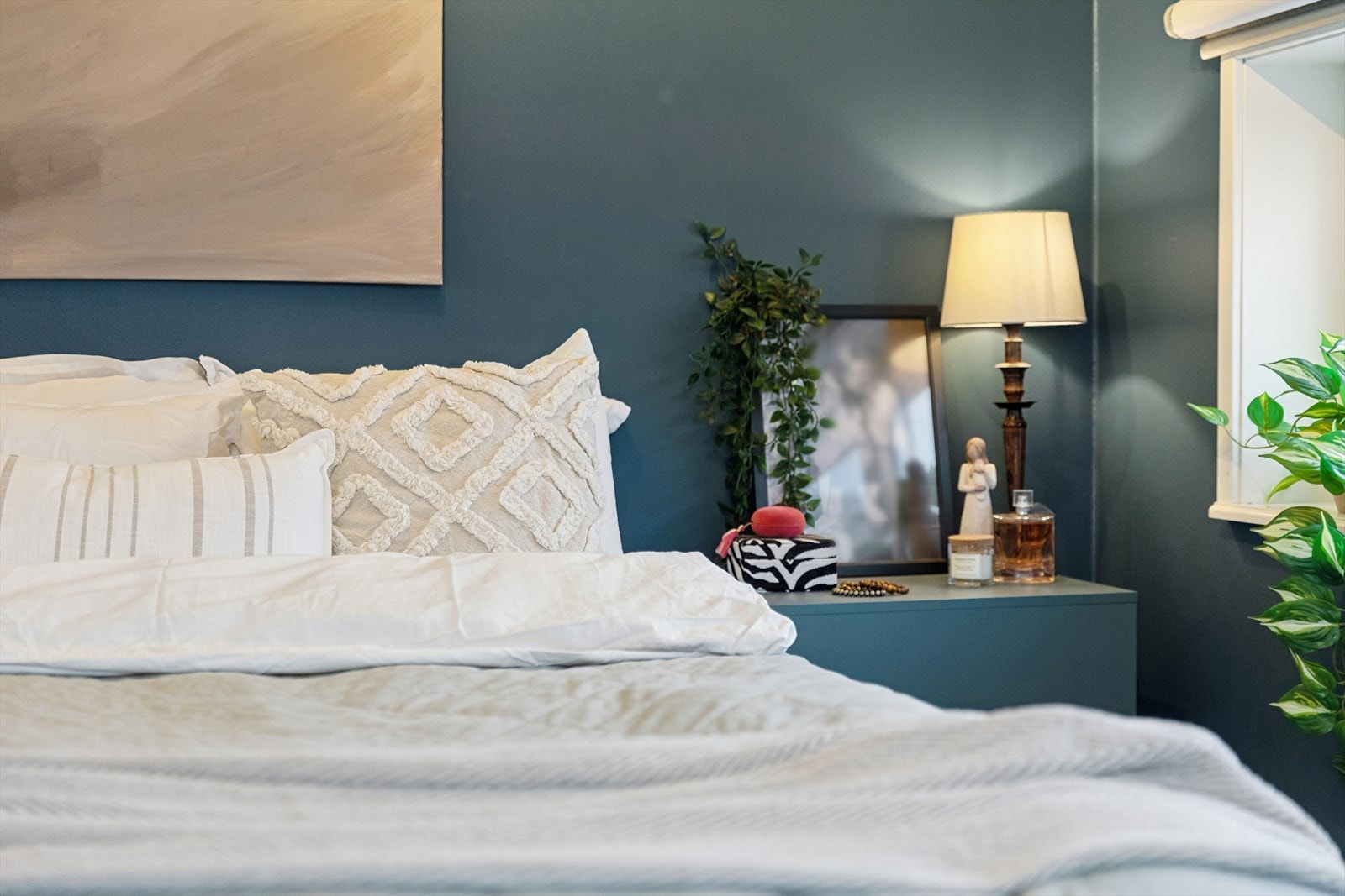 Gjennomgående materialvalg og farger skaper en helhetlig stil i boligen. Galleribilde