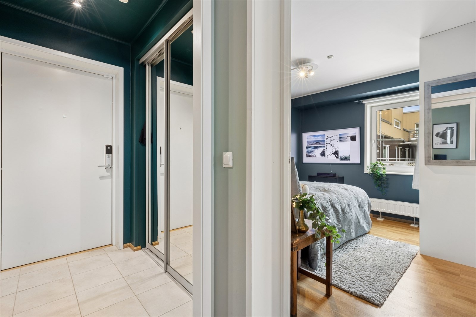 Velkommen inn i en innbydende entré med flislagt gulv og behagelige varmekabler. Galleribilde