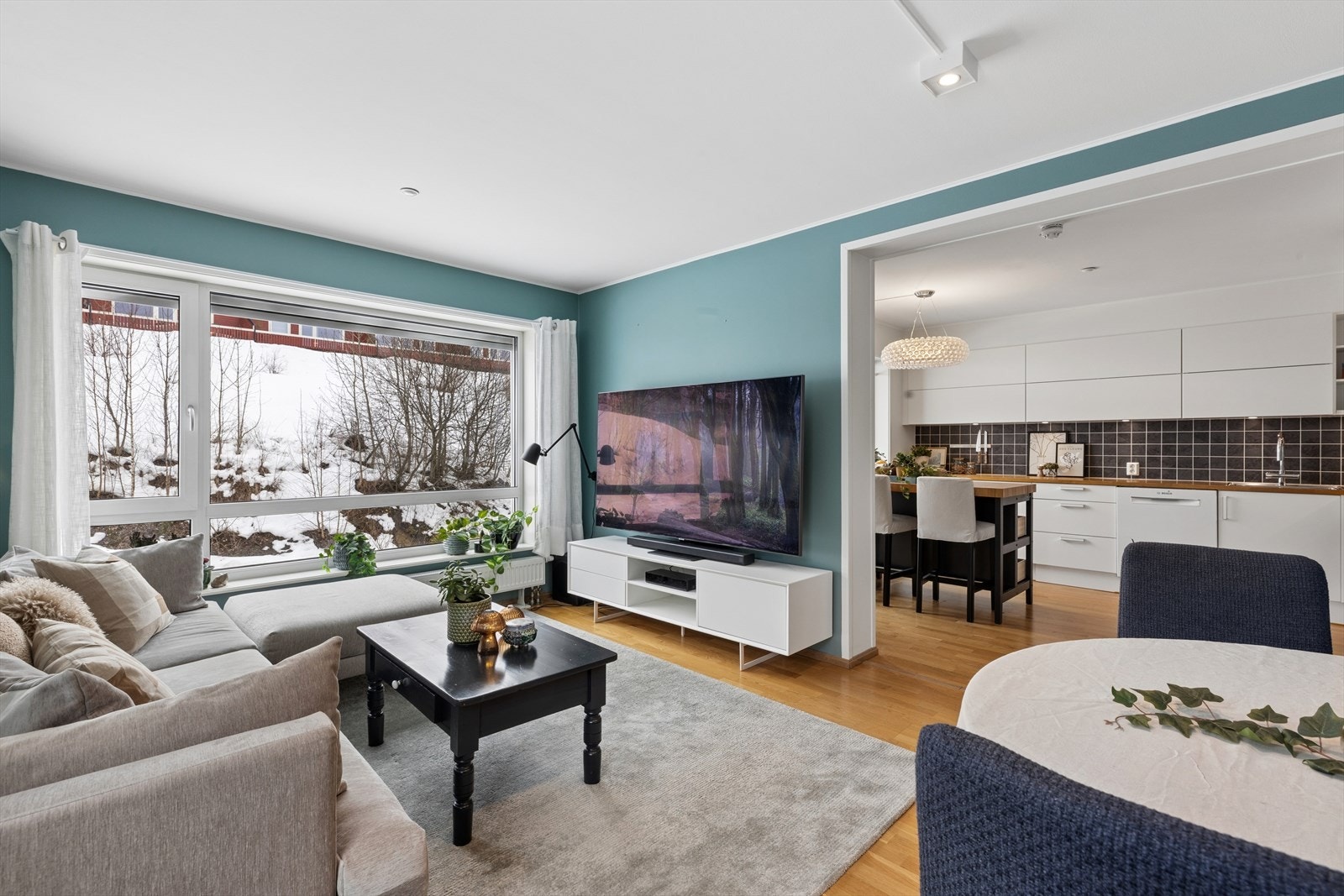 Den delvis åpne løsningen mot kjøkkenet skaper en sosial og inkluderende atmosfære. Galleribilde