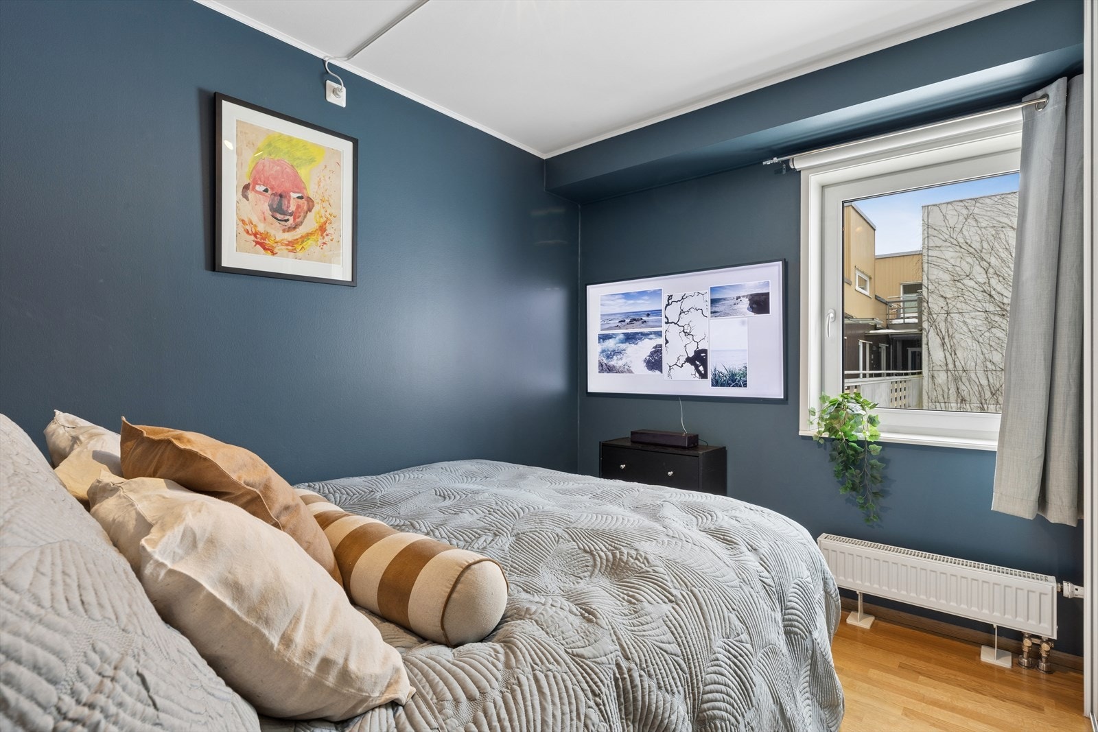 Boligen byr på totalt tre soverom, to av disse ligger boligens første etasje. Galleribilde