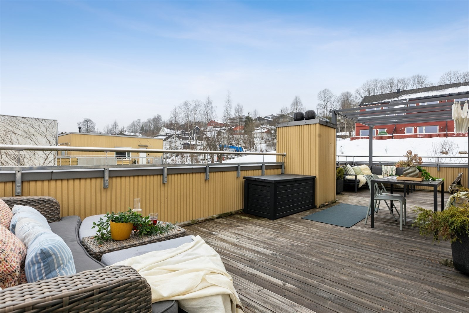 Takterrassen er en fantastisk uteplass med rikelig med plass for utemøbler og sosiale sammenkomster. Galleribilde