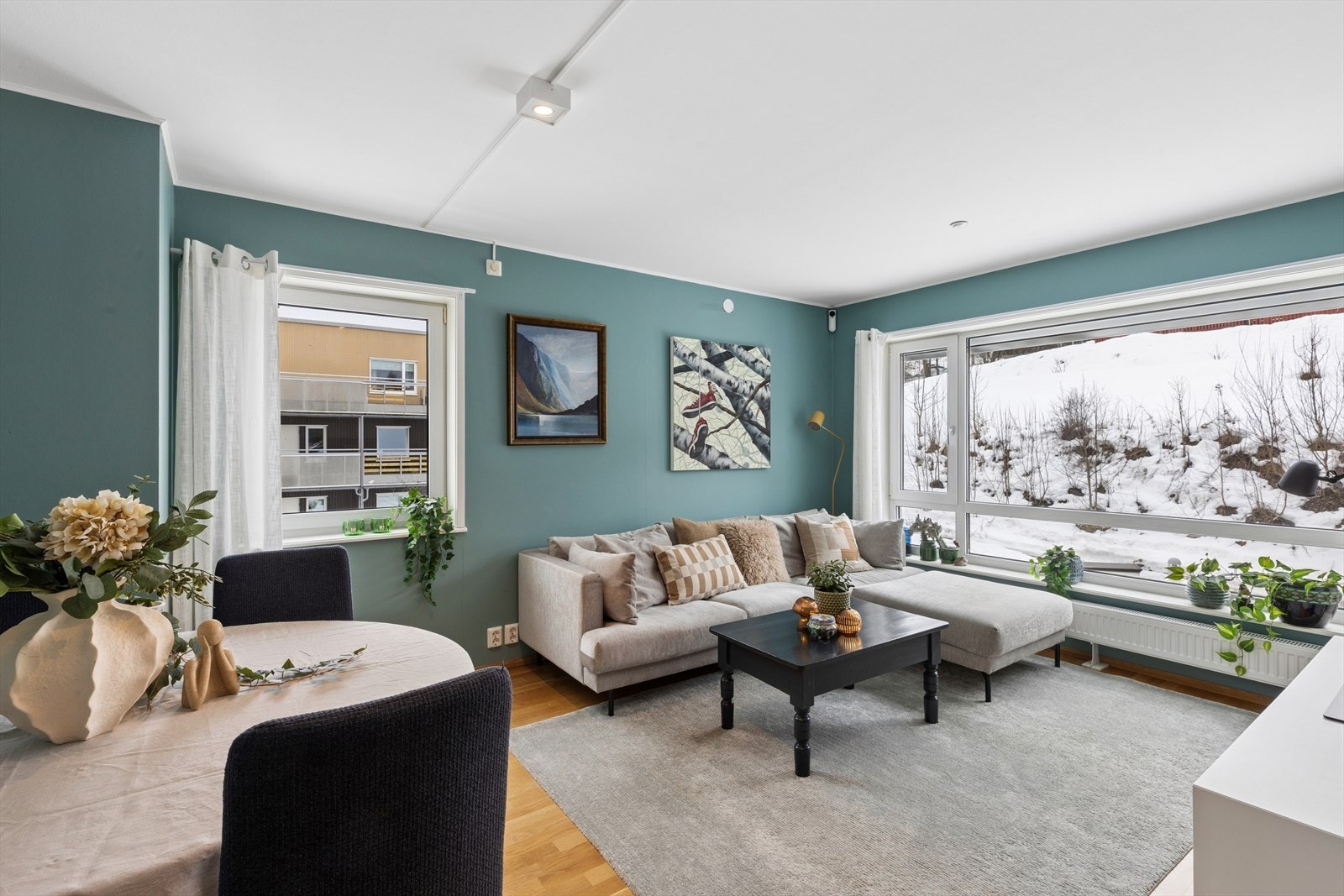 Store vindusflater med 3-lags glass gir godt med dagslys og bidrar til et behagelig inneklima. Galleribilde