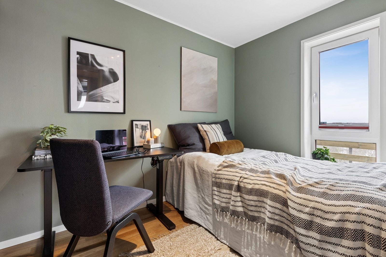 Det andre soverommet i etasjen er også av god størrelse, med plass til seng og kontorløsning. Galleribilde