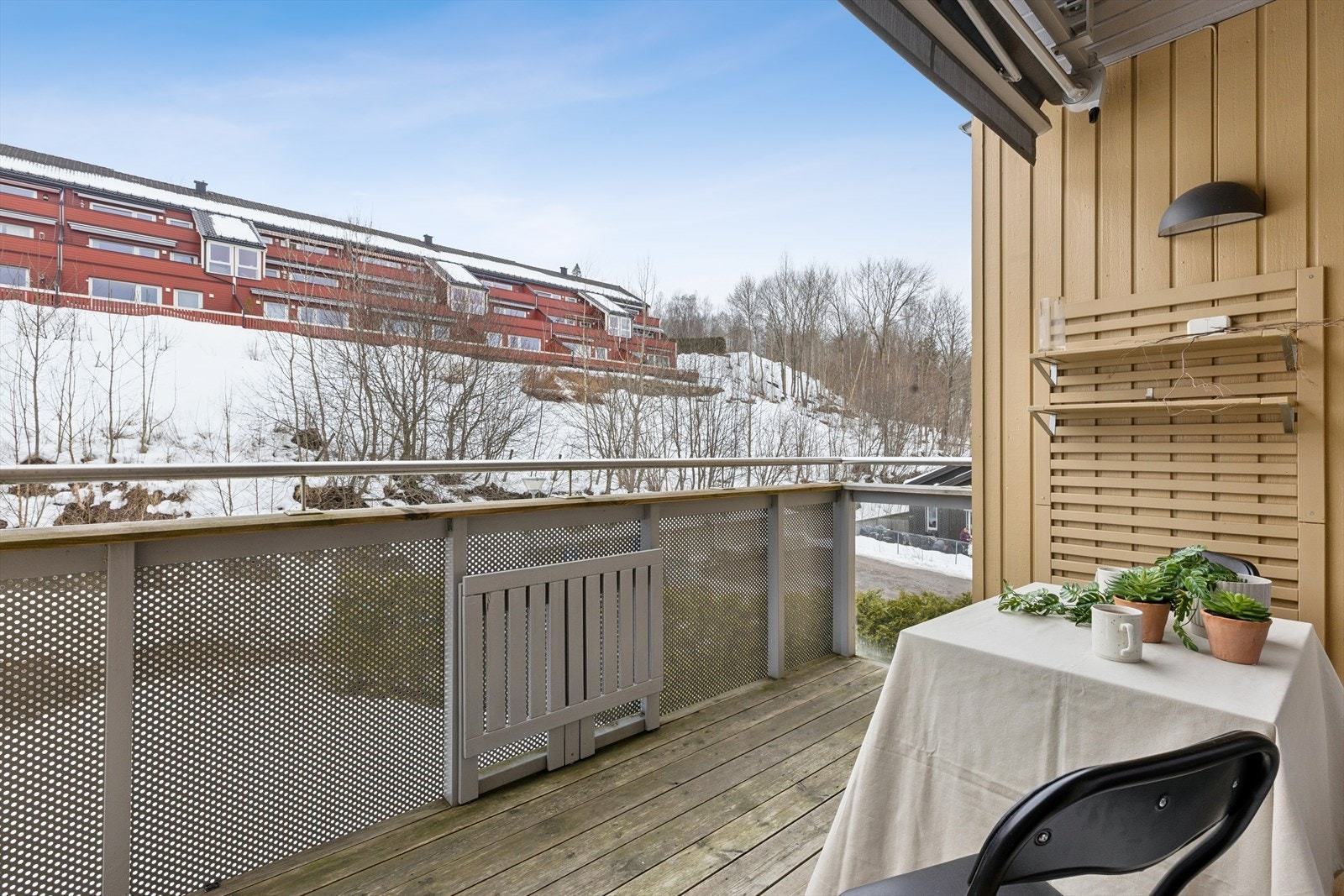 I tillegg til takterrassen har leiligheten en balkong med utgang fra kjøkkenet. Galleribilde