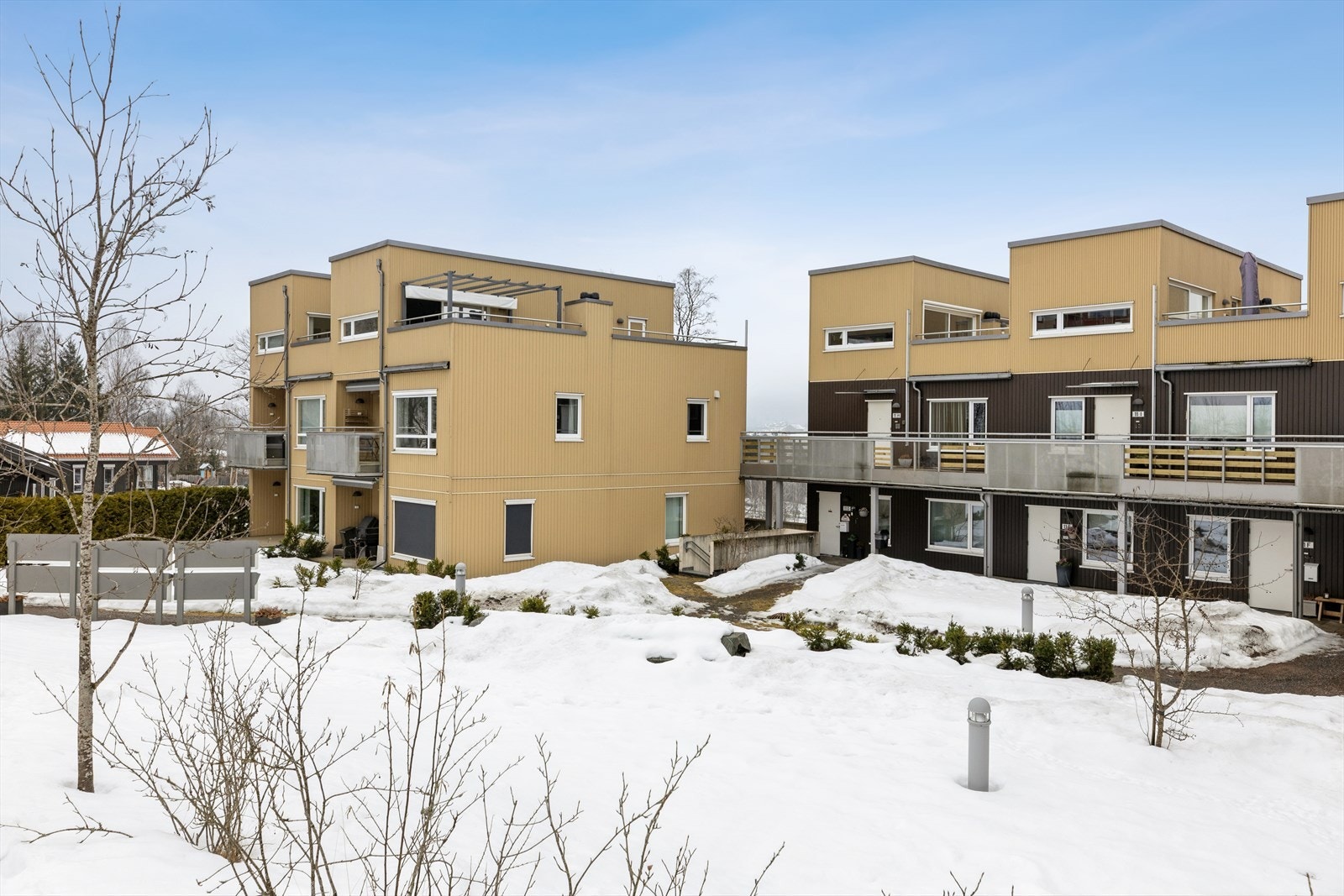 Bygget er fra 2013 og er en del av et sameie med pent opparbeidede fellesarealer. Galleribilde