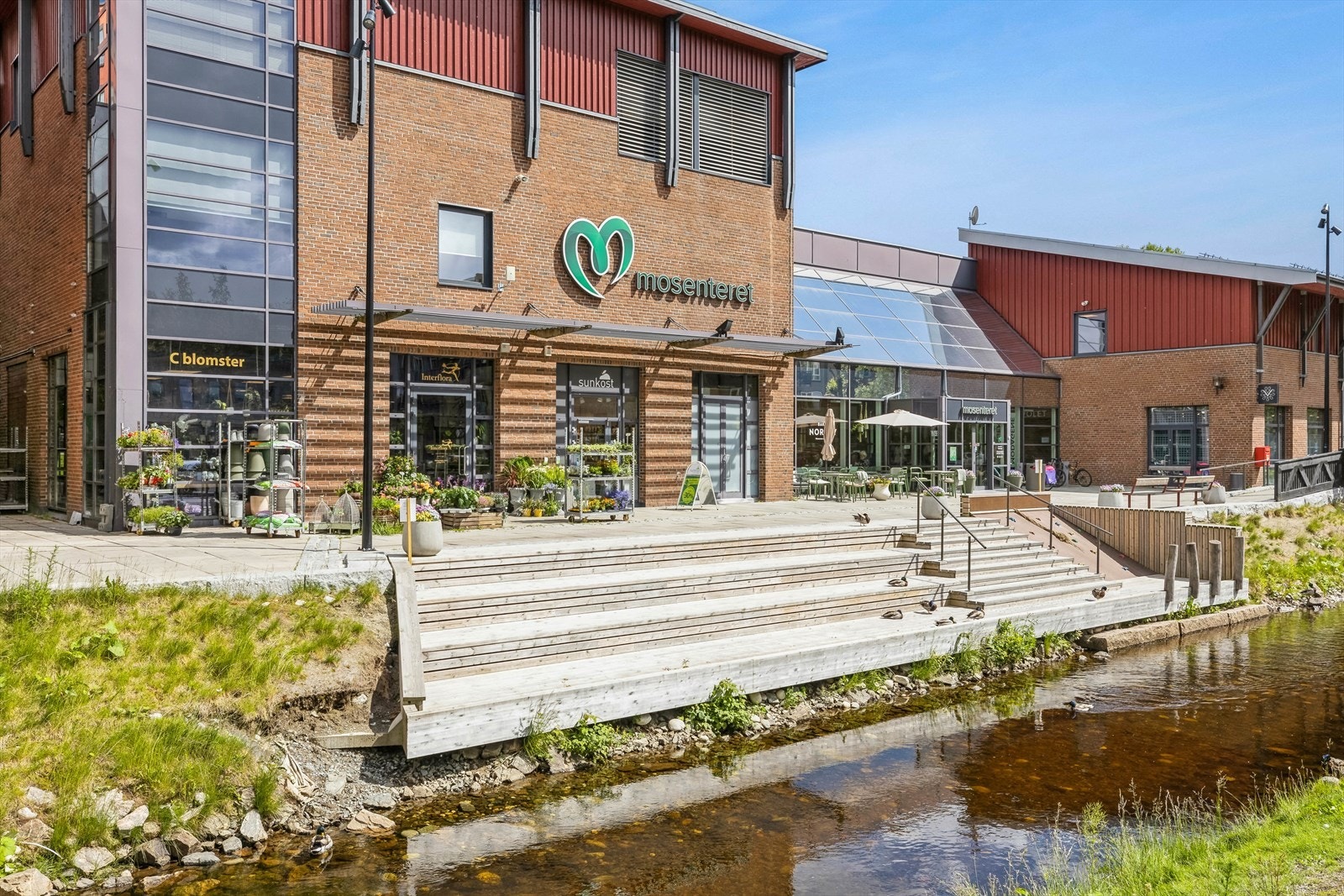 Kort vei til Mosenteret, som tilbyr et godt utvalg av butikker og servicetilbud. Galleribilde