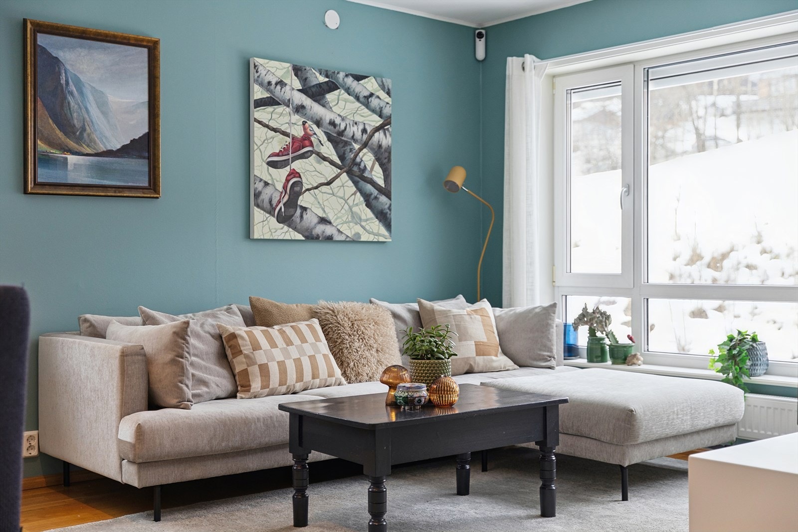 Oppvarming skjer via radiatorer og betales a-konto via felleskostnadene. Galleribilde