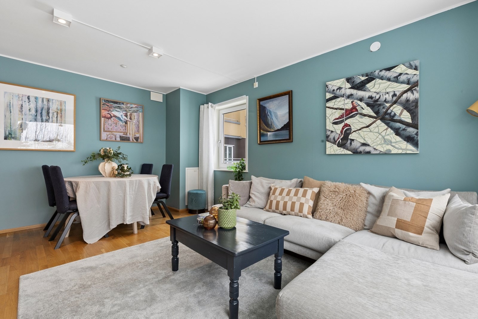 Stuen har er et lyst og trivelig oppholdsrom med plass til både sofagruppe og spisebord. Galleribilde