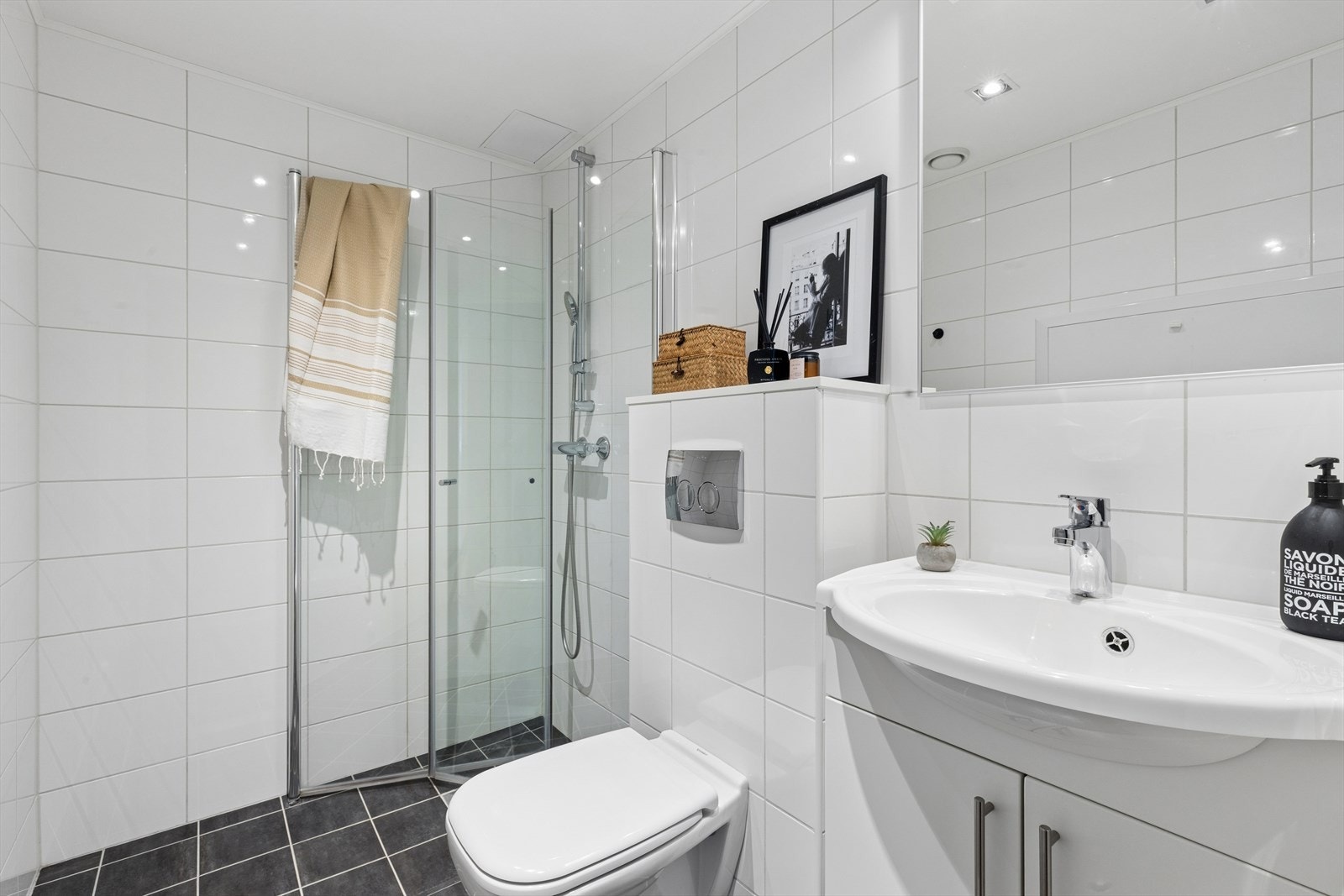 Det andre badet er også et moderne modulbad med fliser, vegghengt toalett og varmekabler i gulvet. Galleribilde