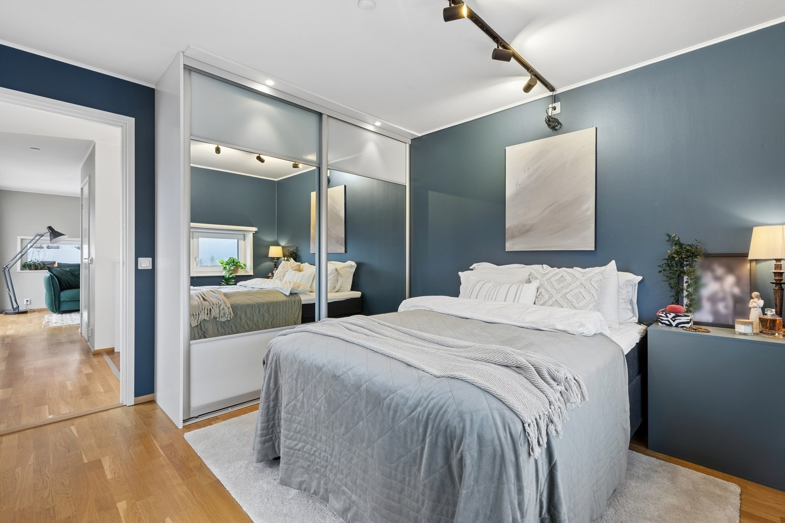 Rommet er utstyrt med en romslig skyvedørsgarderobe som gir rikelig med oppbevaringsplass. Galleribilde