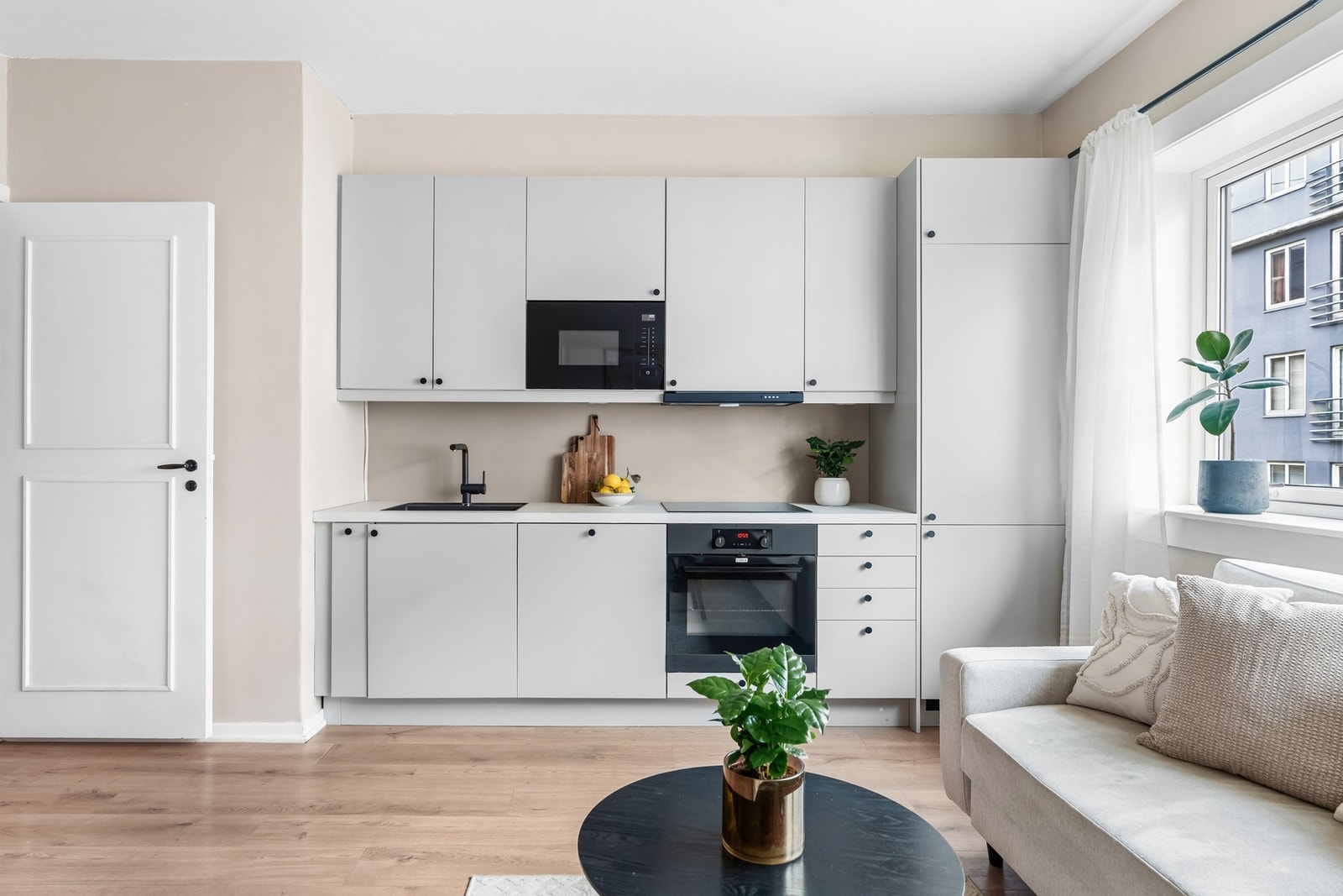 Boligen ble pusset opp i 2022 med bl.a nytt kjøkken, oppgradert det elektriske på kjøkken, ny innmat i sikringsskap og nye garderobeløsninger i entré og på soverom. Planløsningen ble optimalisert ved å flytte kjøkkenet fra sin opprinnelige plassering på n Galleribilde