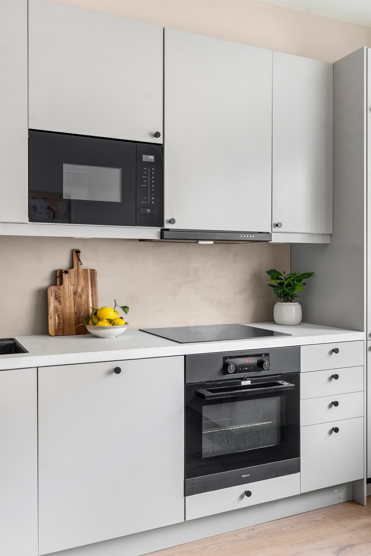 Mye inkludert i felleskostnadene, herav varmtvann og oppvarming (fjernvarme), TV/internett m.m. Lave strømkostnader. Galleribilde