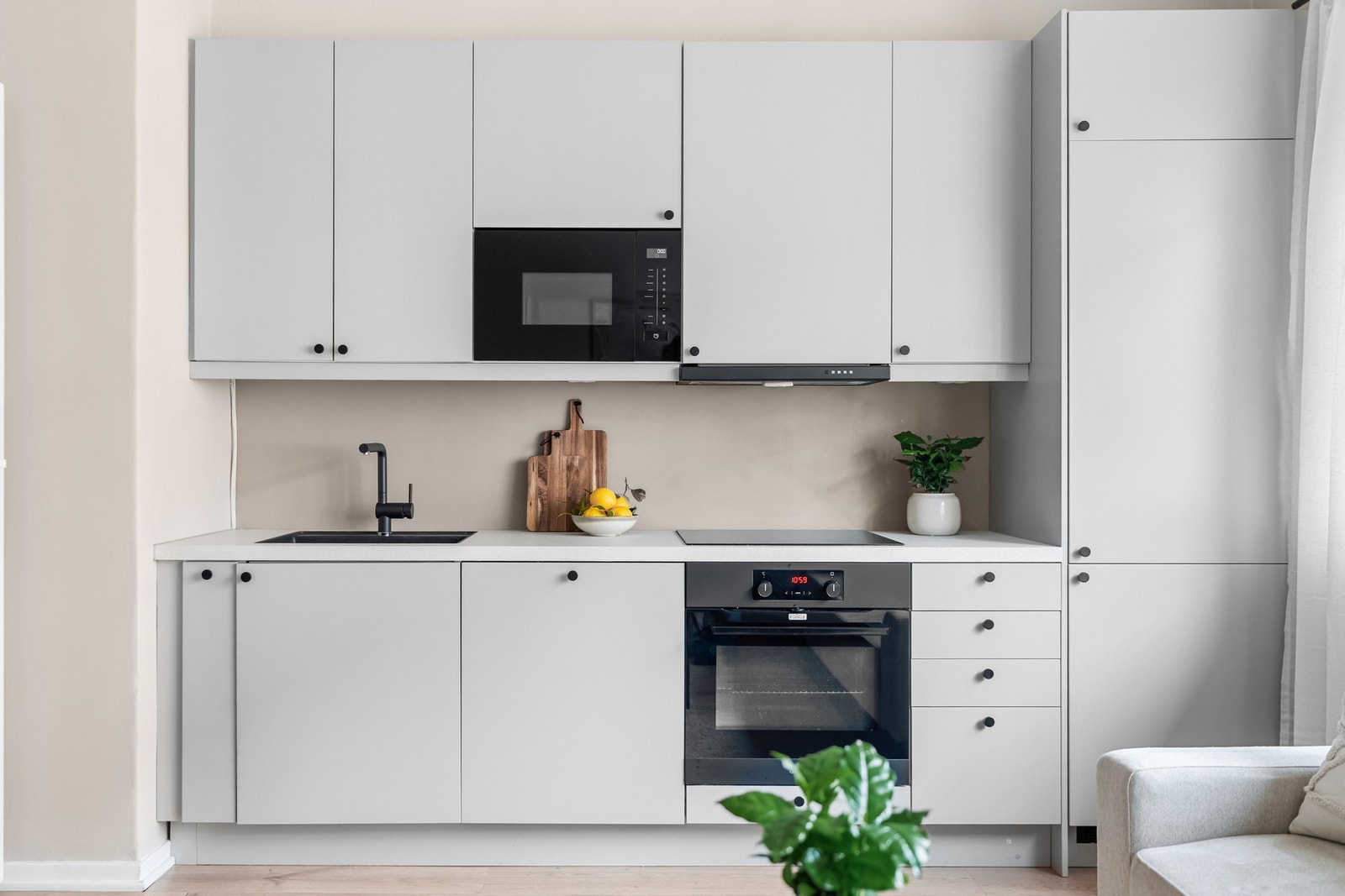 Svært lekkert kjøkken fra 2022 med godt utnyttet skap- og benkeplass. Benkeplaten er i laminat, og kjøkkenet fremstår både moderne og funksjonelt. Galleribilde