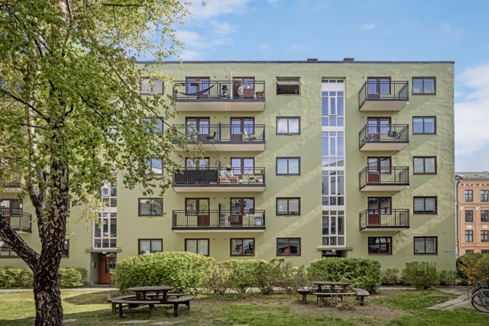 Fasade Øvrefoss 10J.Veldrevet aksjelag med vaktmester og felles, velholdt og frodig bakgård med gartnertjeneste. Felles sykkelparkering. Galleribilde