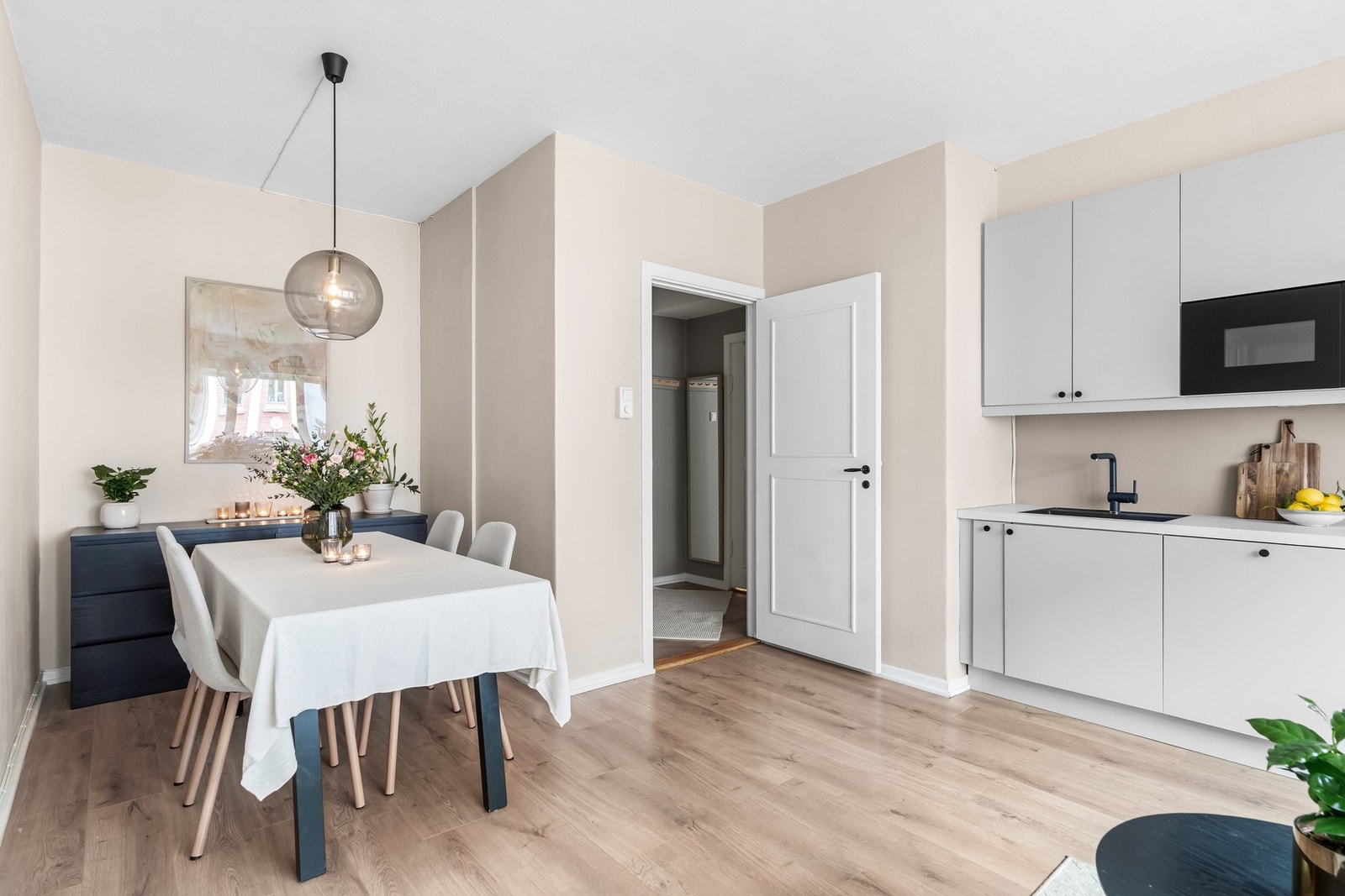 I 2022 ble kjøkkenet flyttet fra det som i dag er soverommet og inn i stuen, noe som har optimalisert planløsningen. Galleribilde