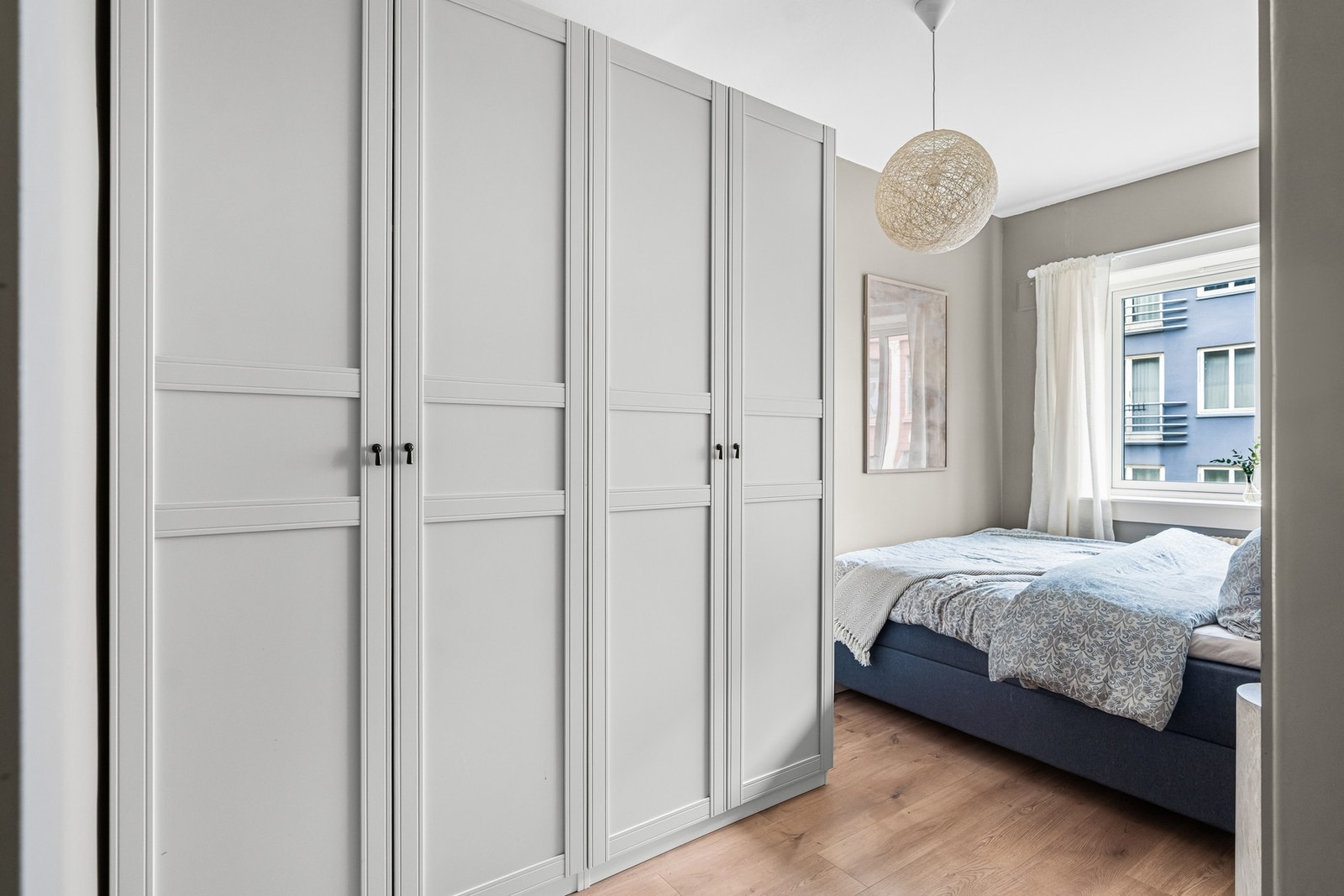 Rommet har gode oppbevaringsmuligheter med flere garderobeskap fra 2022, som gir rikelig med lagringsplass. Galleribilde