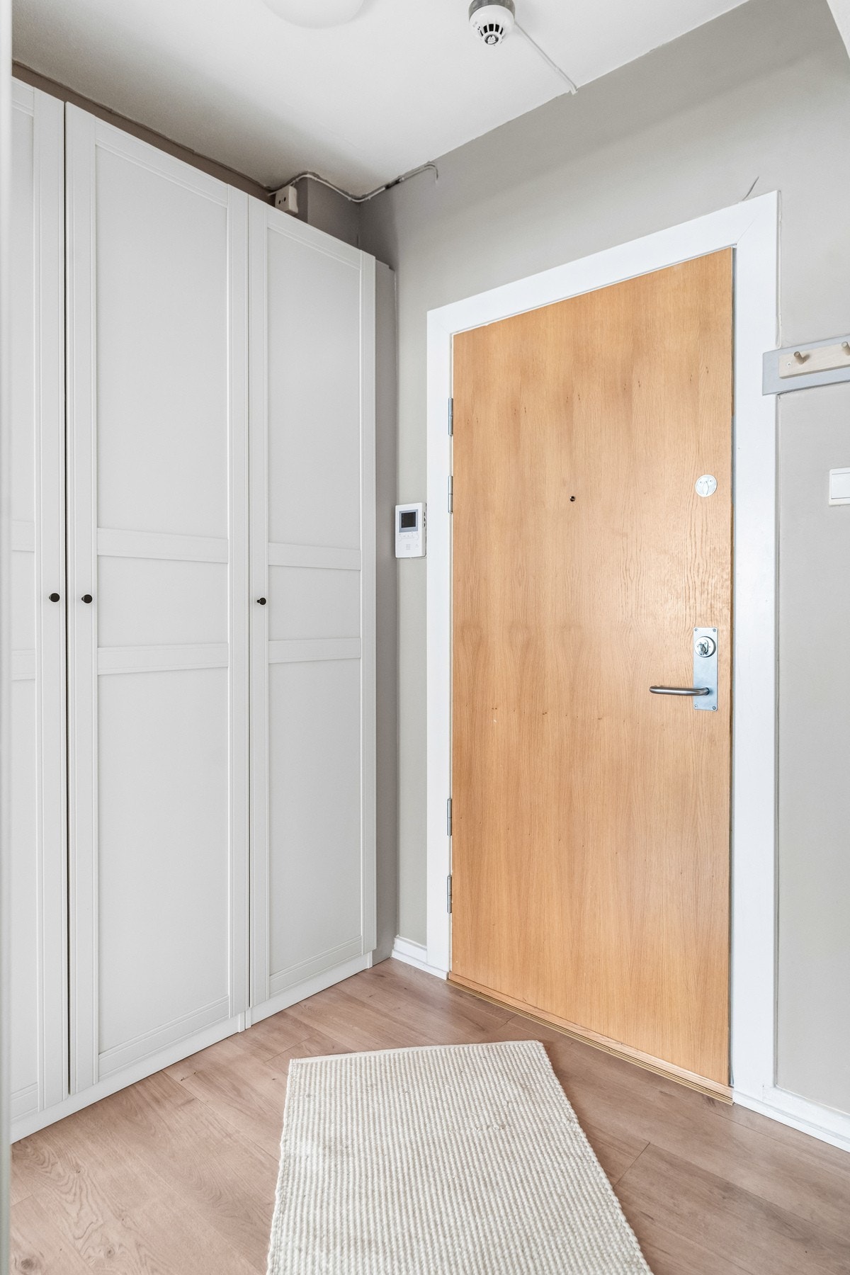 Innbydende entré med gode oppbevaringsmuligheter i garderobeskap fra 2022 og knaggrekke til yttertøy. Entréen er også utstyrt med dørcalling-anlegg. Galleribilde