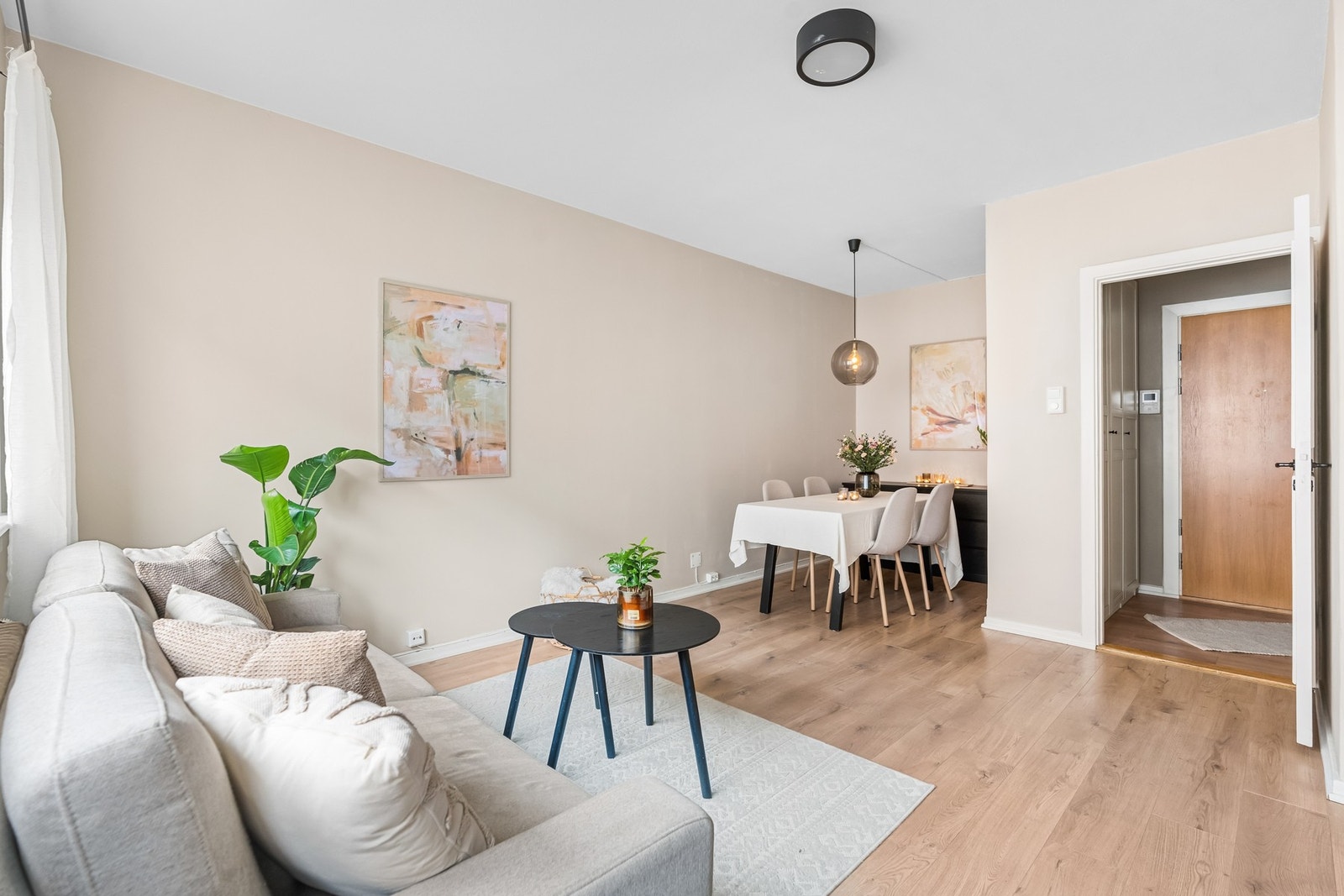 Stue av god størrelse i åpen, sosial løsning med kjøkkenet. Rommet oppleves lys og luftig. Galleribilde