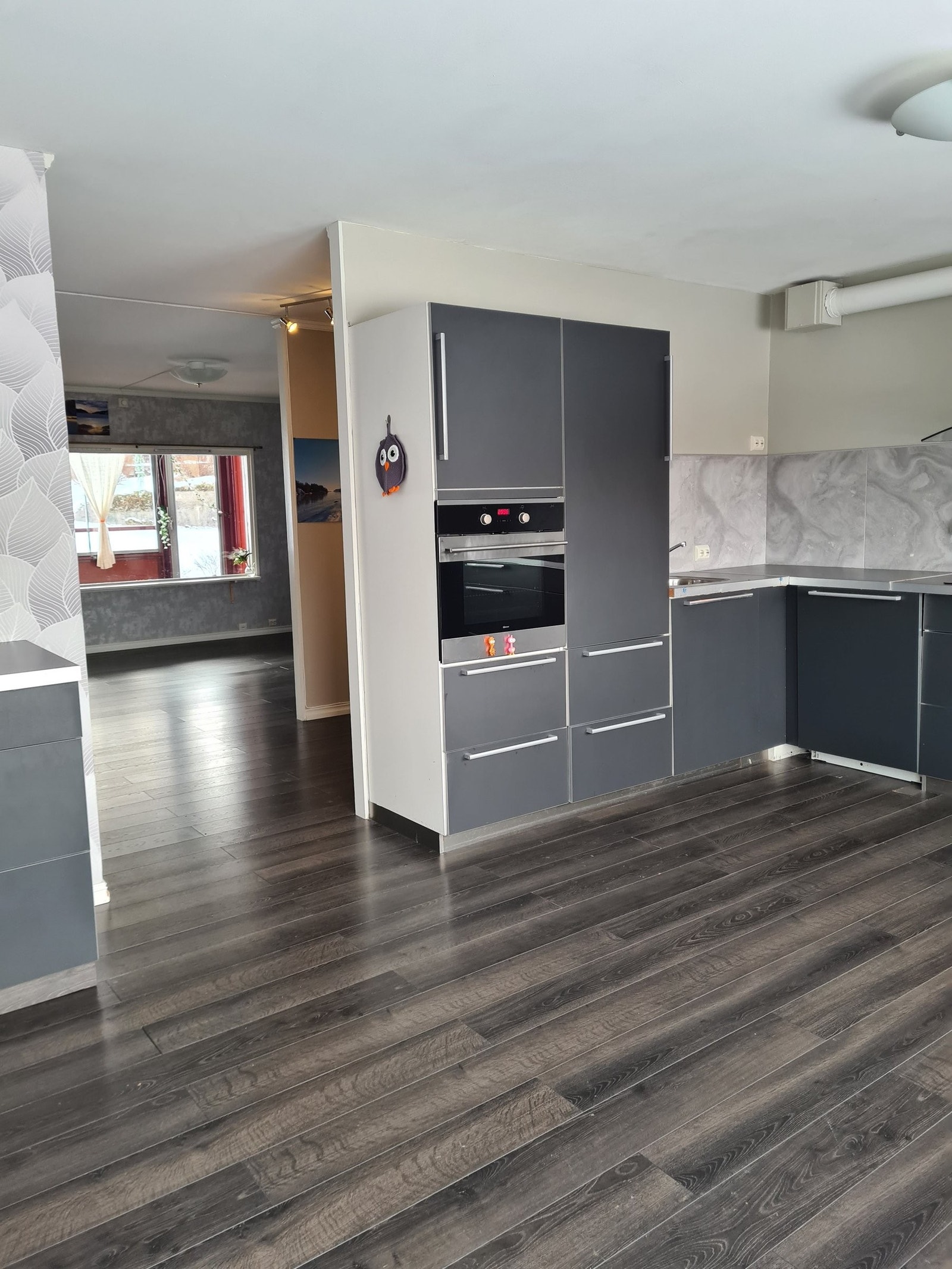 Åpen løsning mot stue og integrert stekeovn i høyden Galleribilde