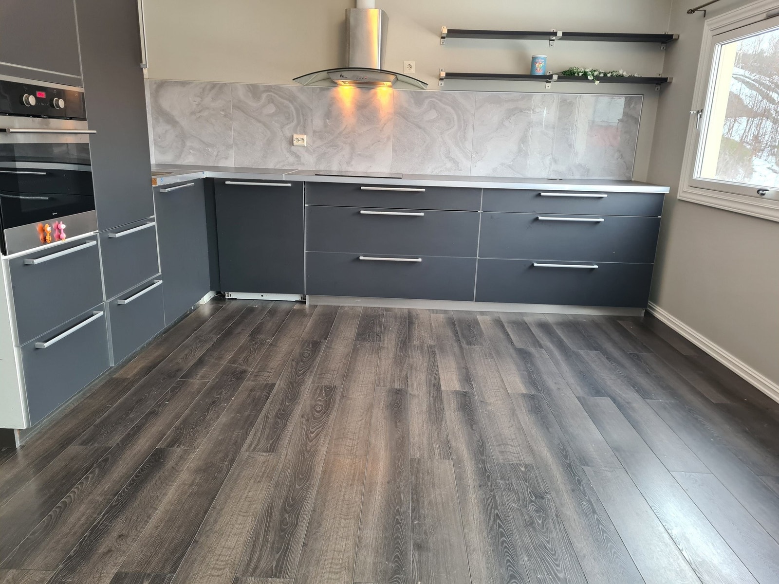 Stort kjøkken. Store skuffer med god plass. Det er oppvaskmasin i hjørnet. Galleribilde