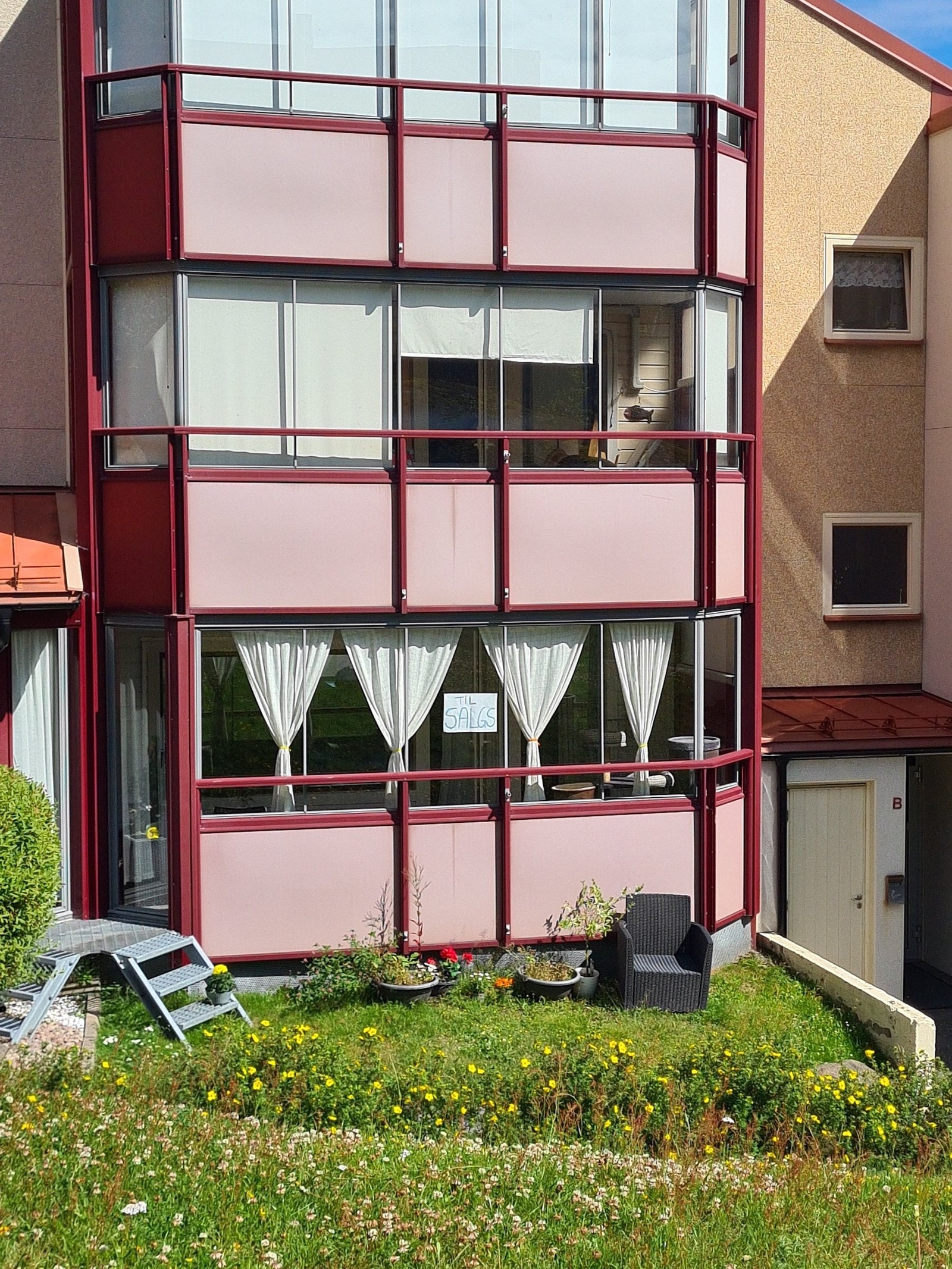 Gå rett ut på gresset fra balkongen. Sol hele formiddagen. Galleribilde