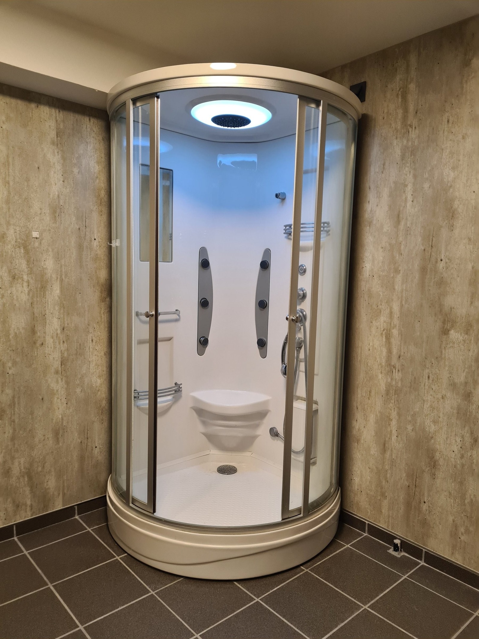 Stort dusjkabinett med flere spylefunksjoner. Ukjent alder. Galleribilde