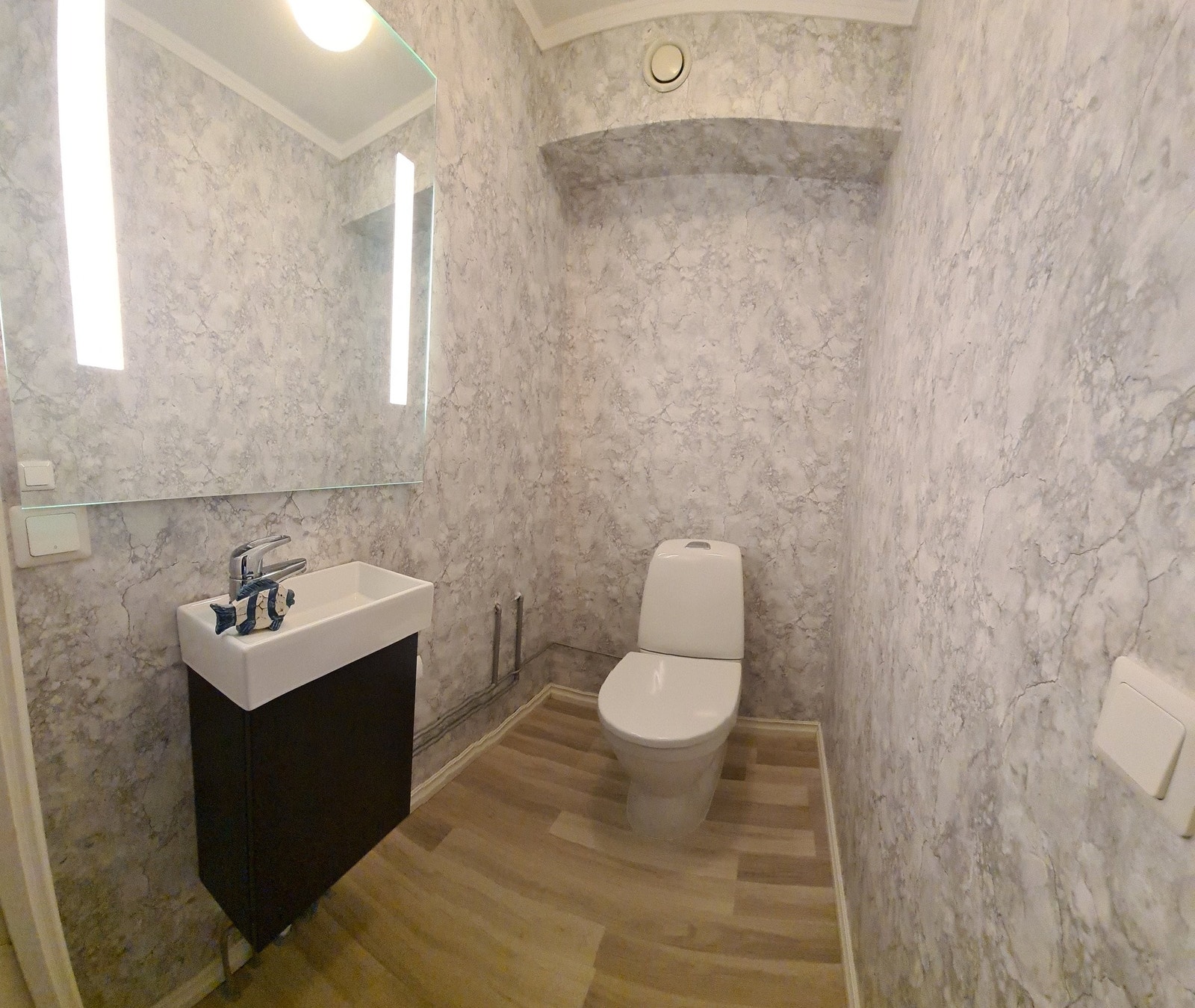 WC pusset opp i 2023. Ekstra lys på speil. Lufte ventil i vegg. Galleribilde